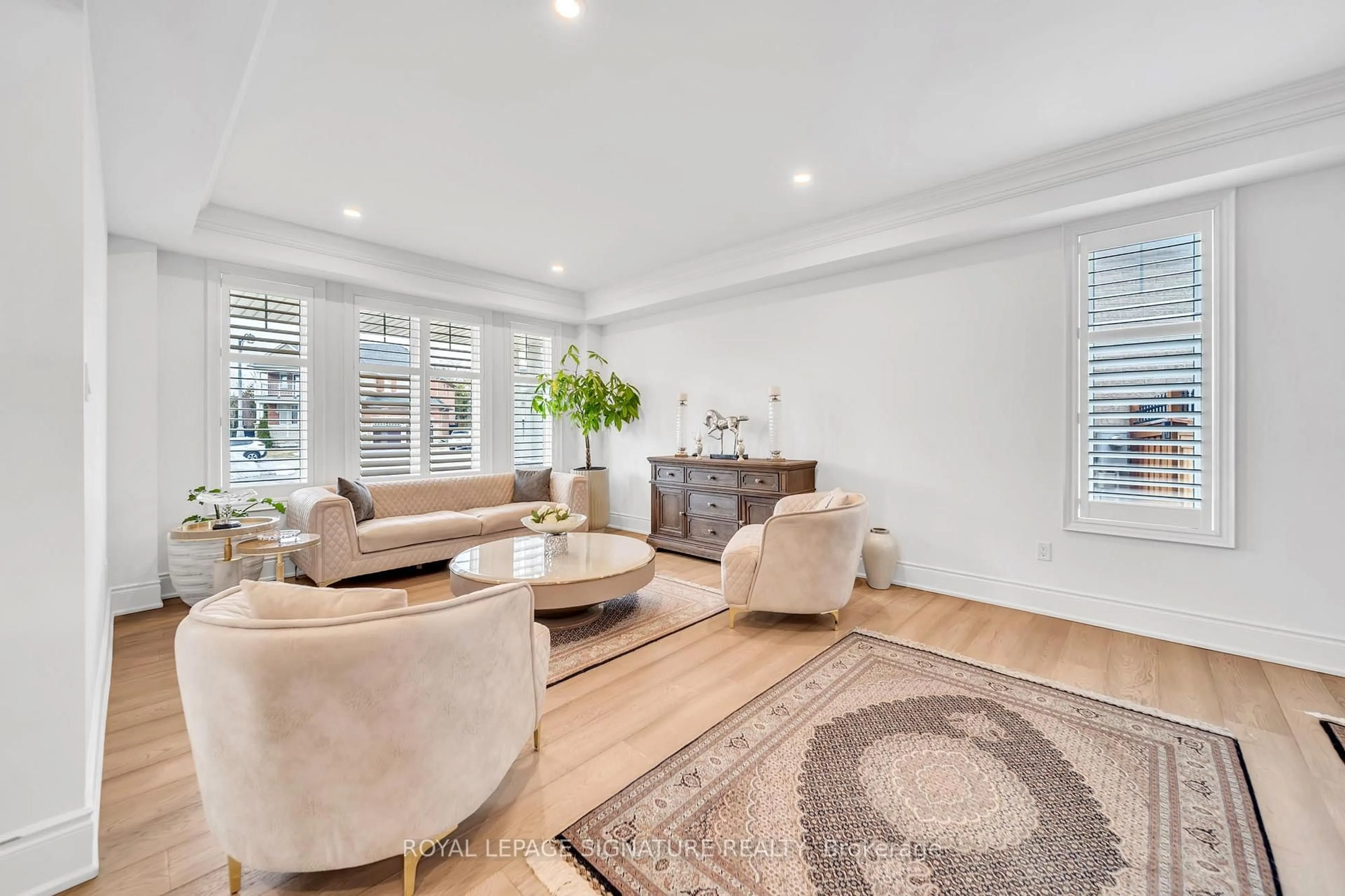 Living room with furniture, unknown for 17 Roderick Crt, Richmond Hill Ontario L4E 0B4