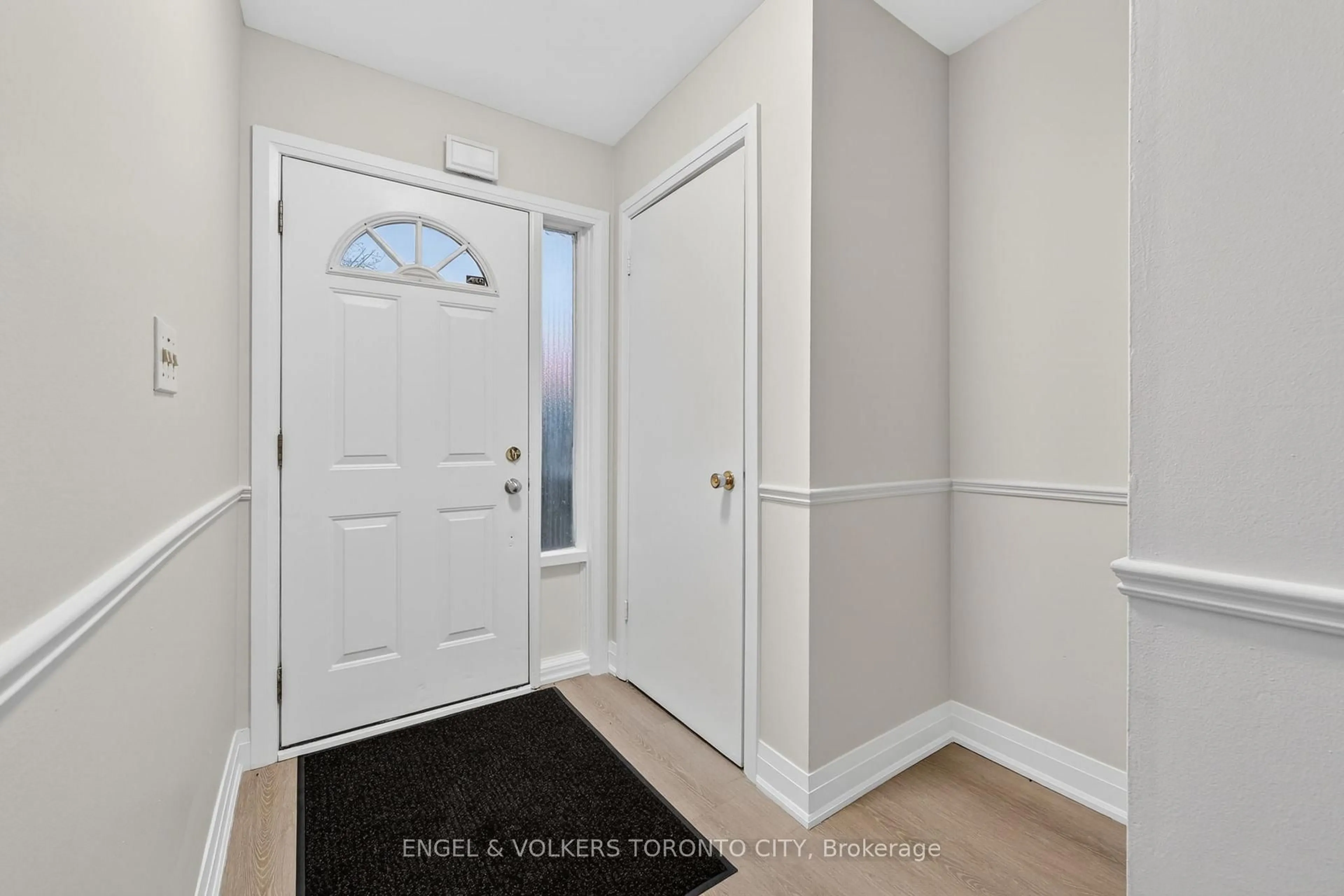 Indoor entryway for 40 East St #14, Georgina Ontario L0E 1R0