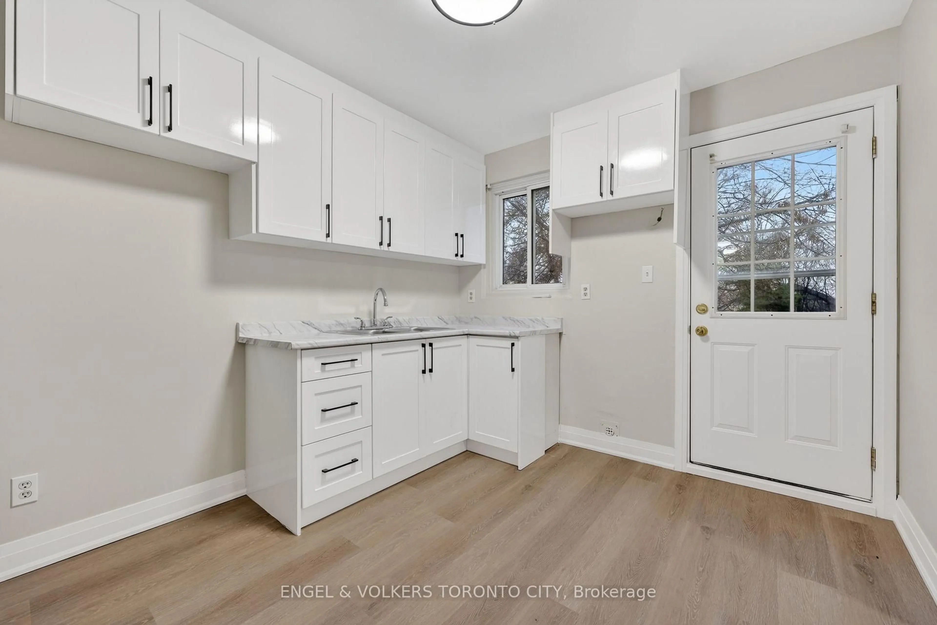 Unknown for 40 East St #14, Georgina Ontario L0E 1R0