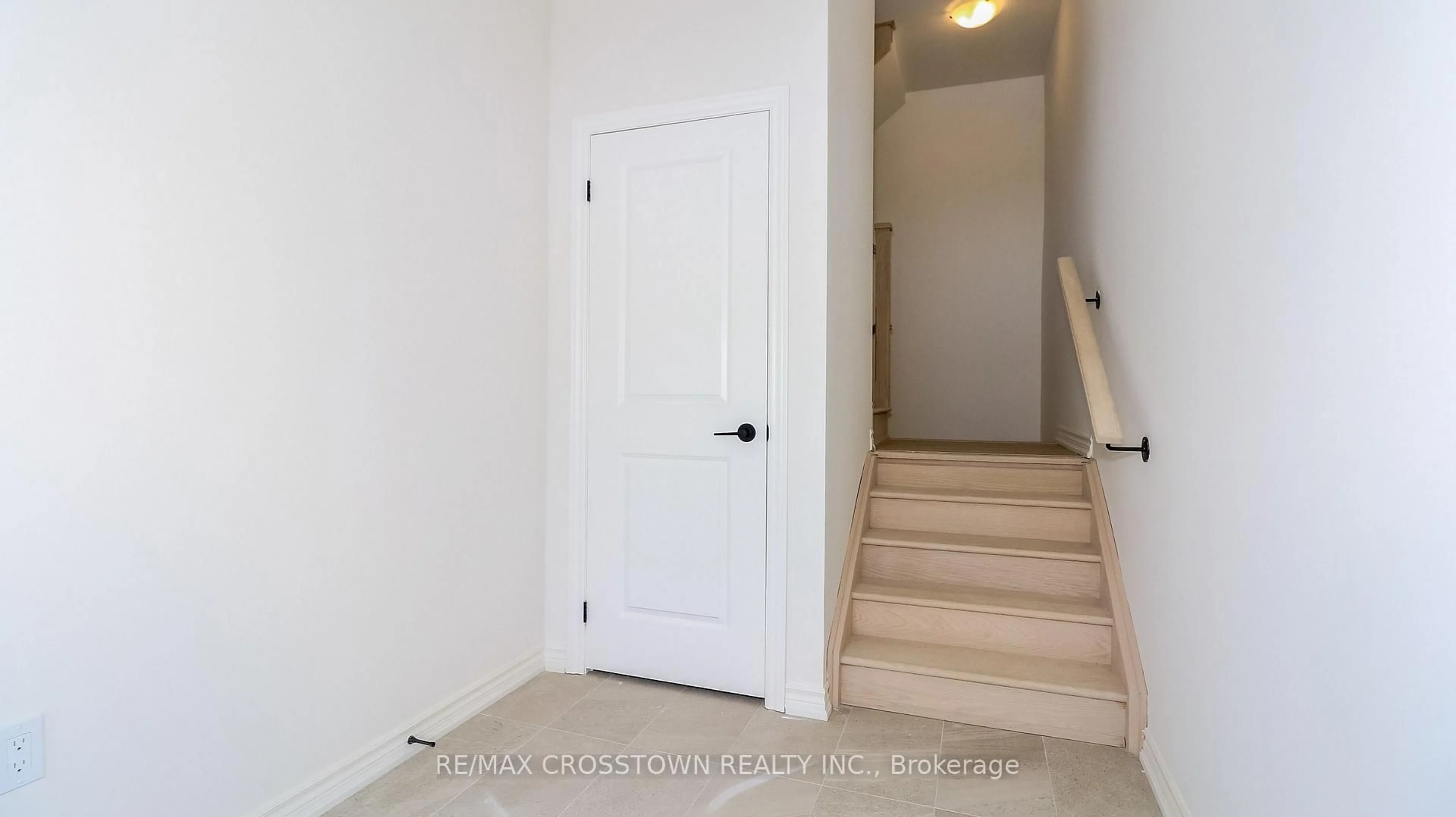 Indoor entryway for 1227 Corm St #(Unit 6), Innisfil Ontario L9S 4T9
