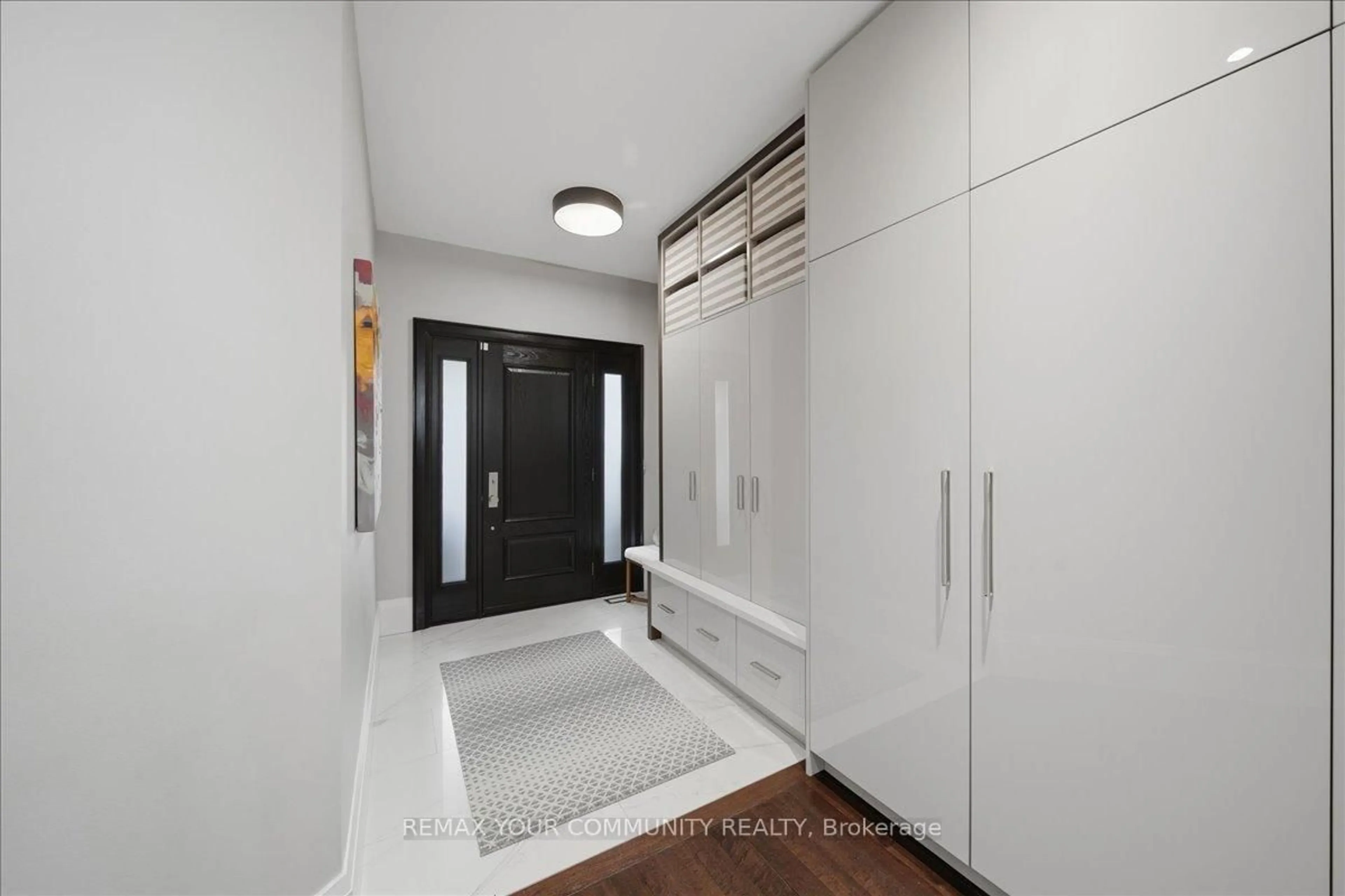 Indoor entryway for 42 Sandy Point Dr, Richmond Hill Ontario L4S 2W7