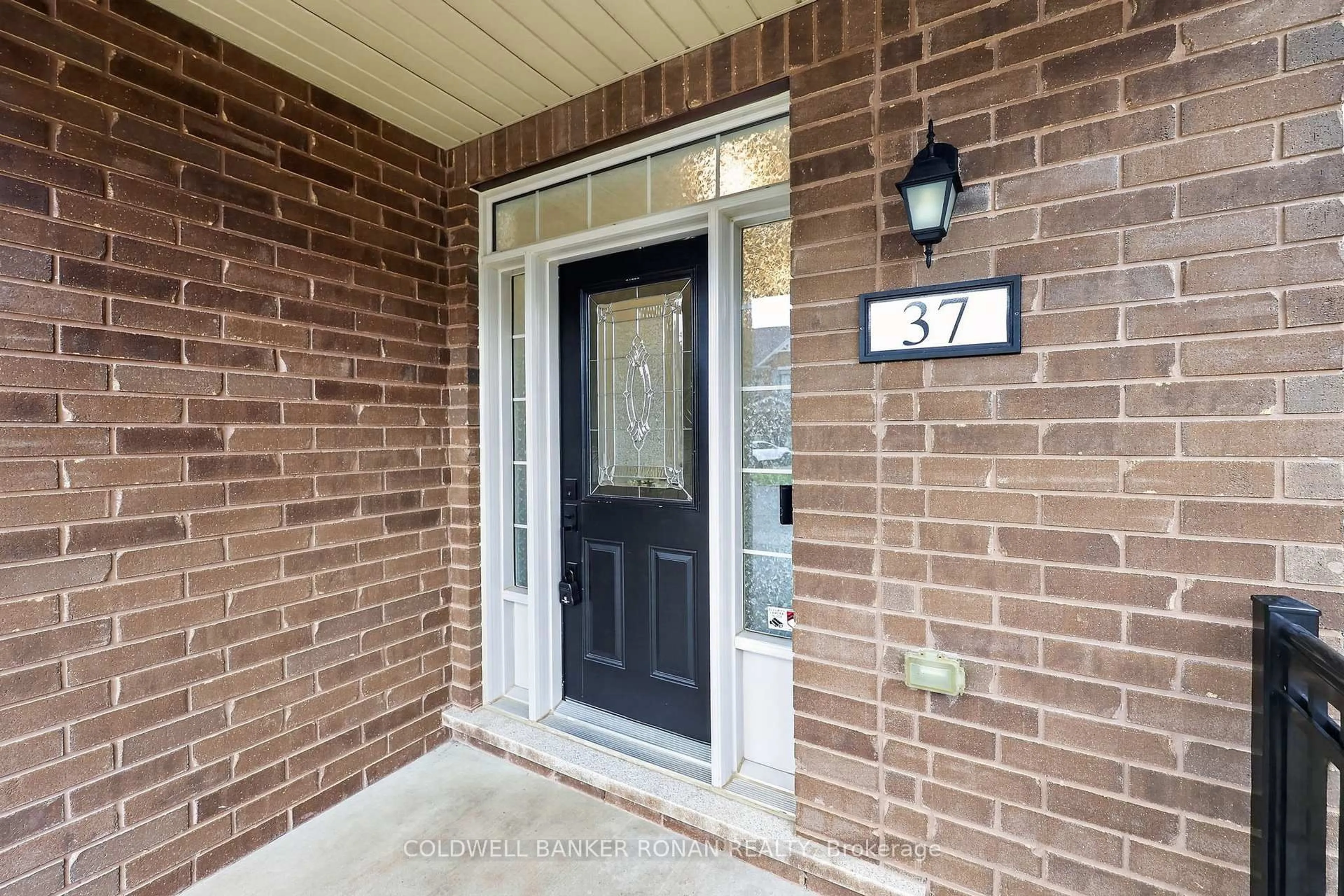 Indoor entryway for 37 Donnan Dr, New Tecumseth Ontario L0G 1W0