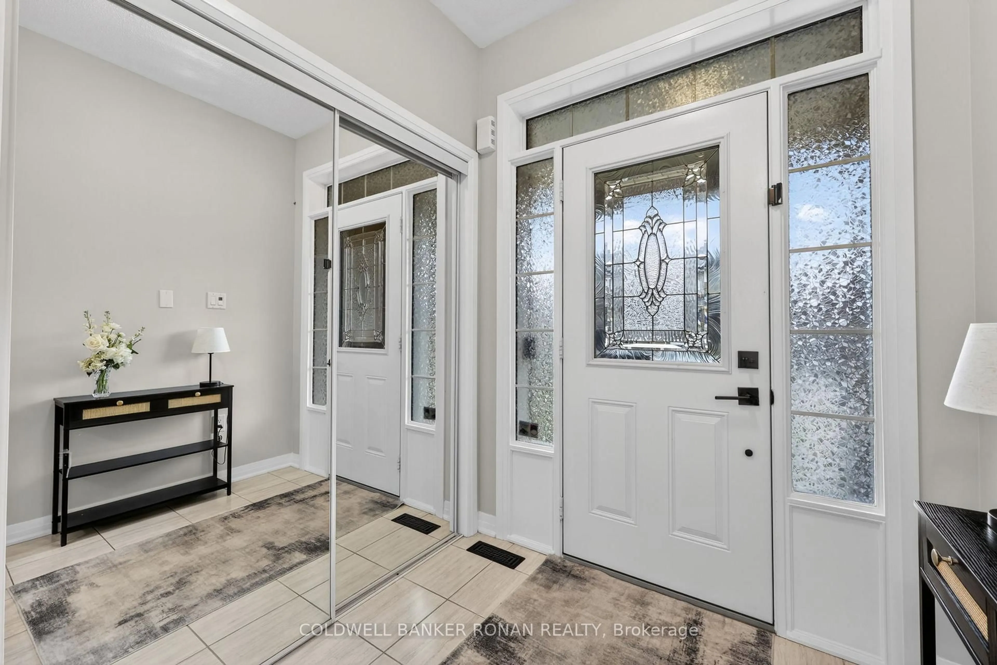 Indoor entryway for 37 Donnan Dr, New Tecumseth Ontario L0G 1W0