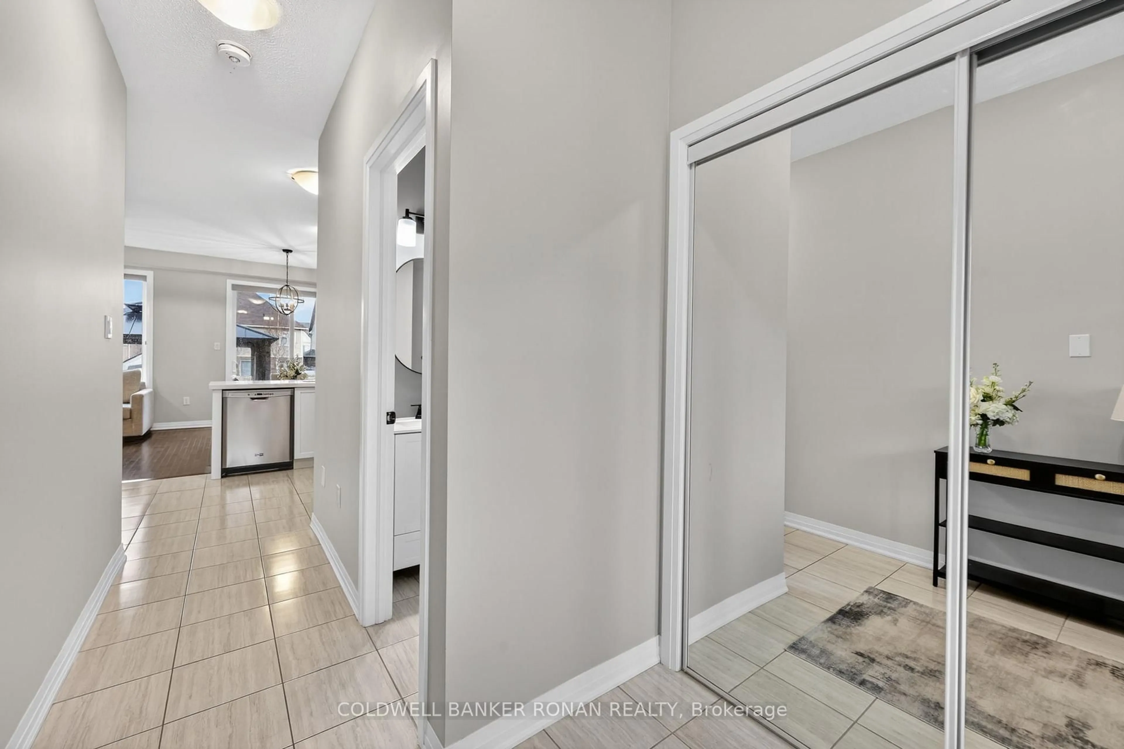 Indoor entryway for 37 Donnan Dr, New Tecumseth Ontario L0G 1W0