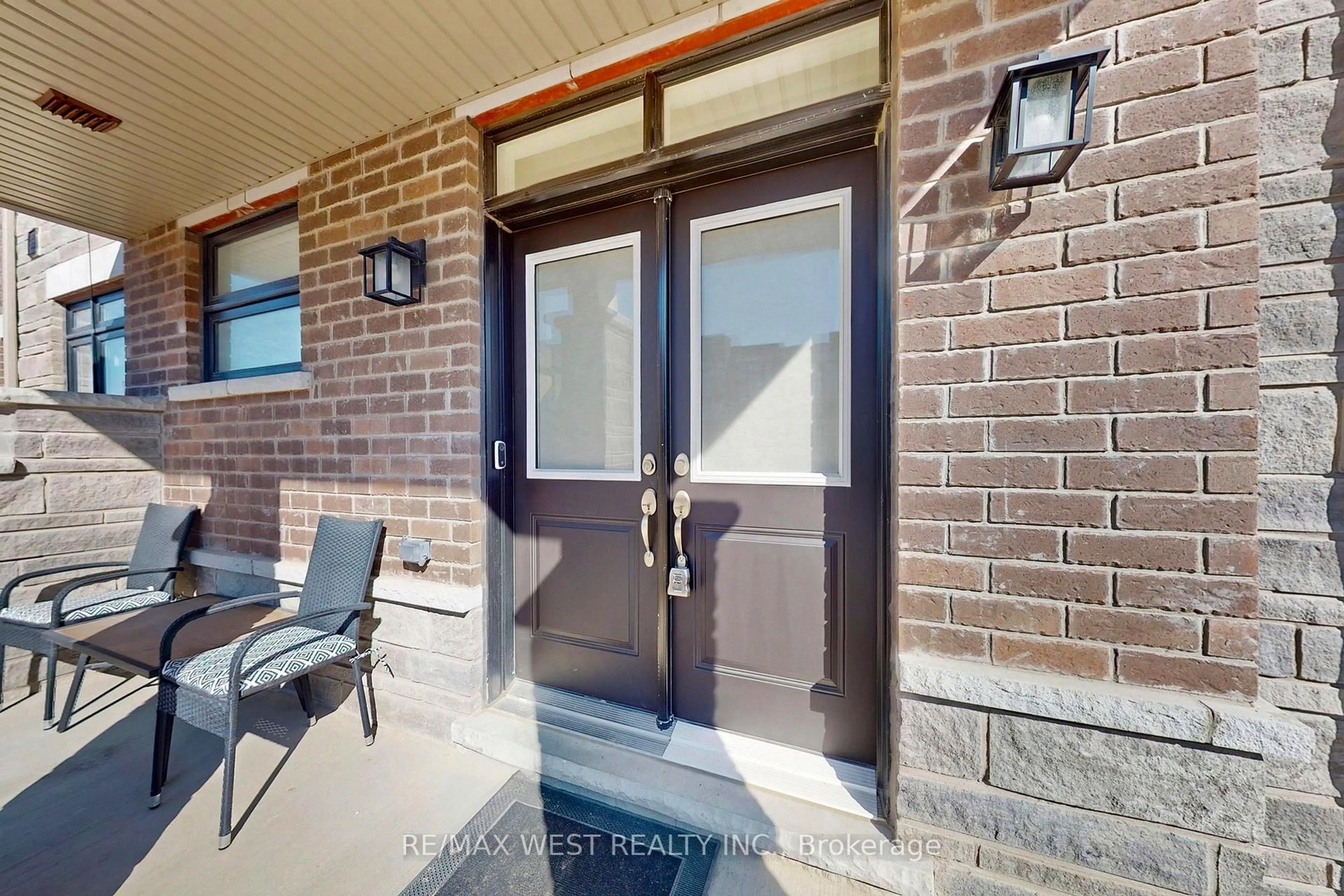 Indoor entryway for 4 Haldimand St, Vaughan Ontario L4H 5J5