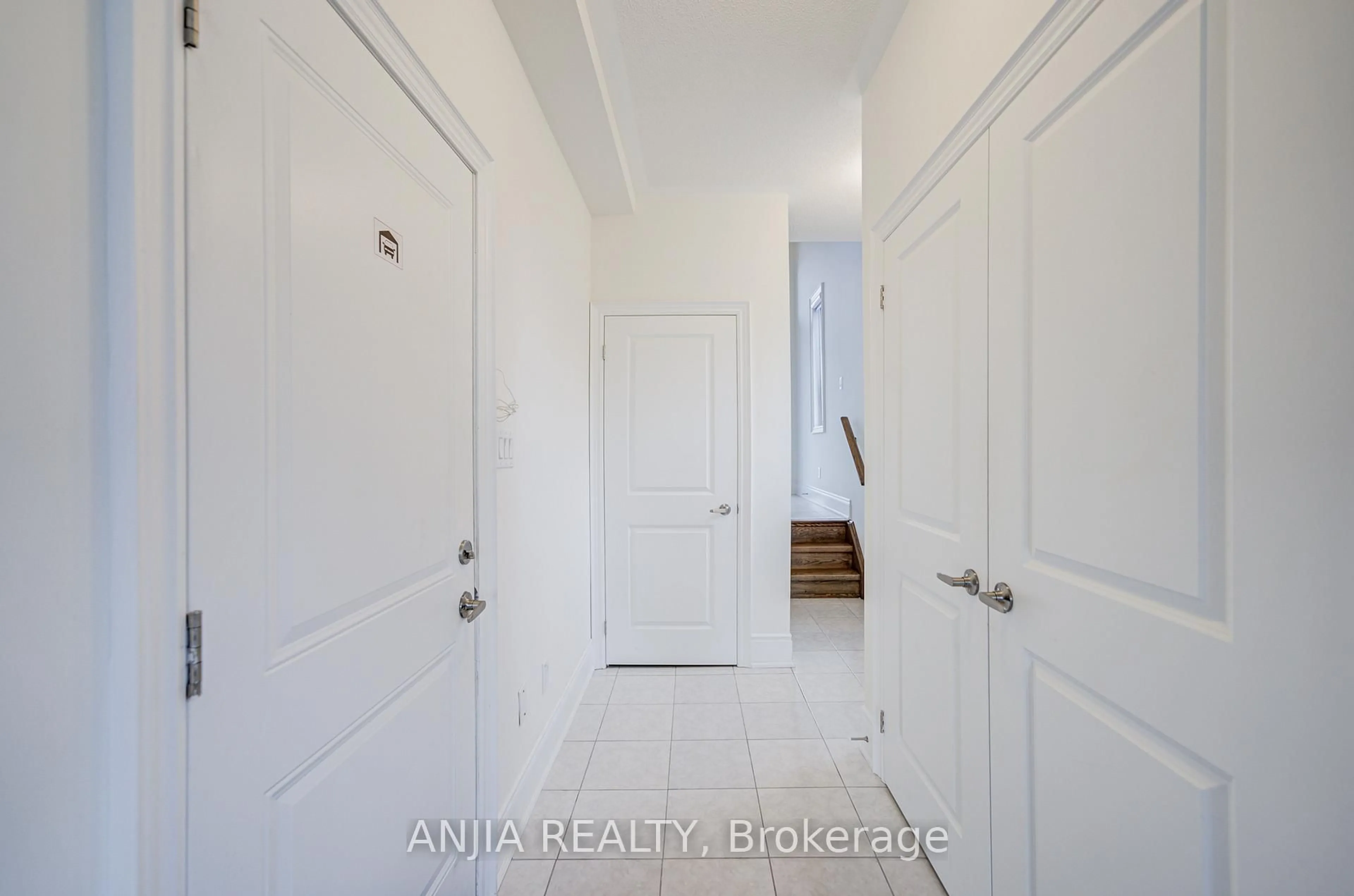Indoor entryway for 329 Swan Park Rd, Markham Ontario L6E 0H5