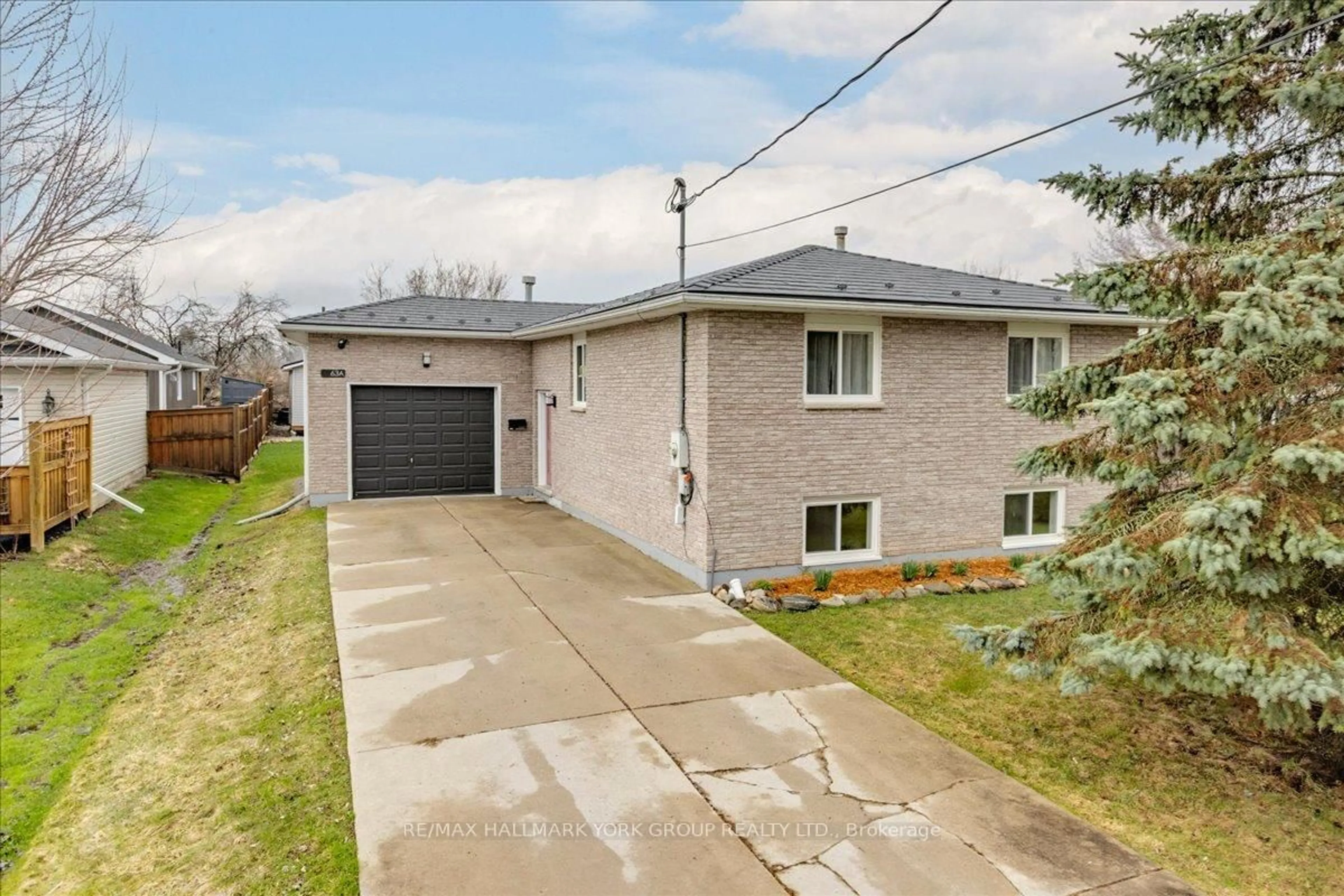 A pic from outside/outdoor area/front of a property/back of a property/a pic from drone, street for 63A Tulip St, Georgina Ontario L4P 1C6