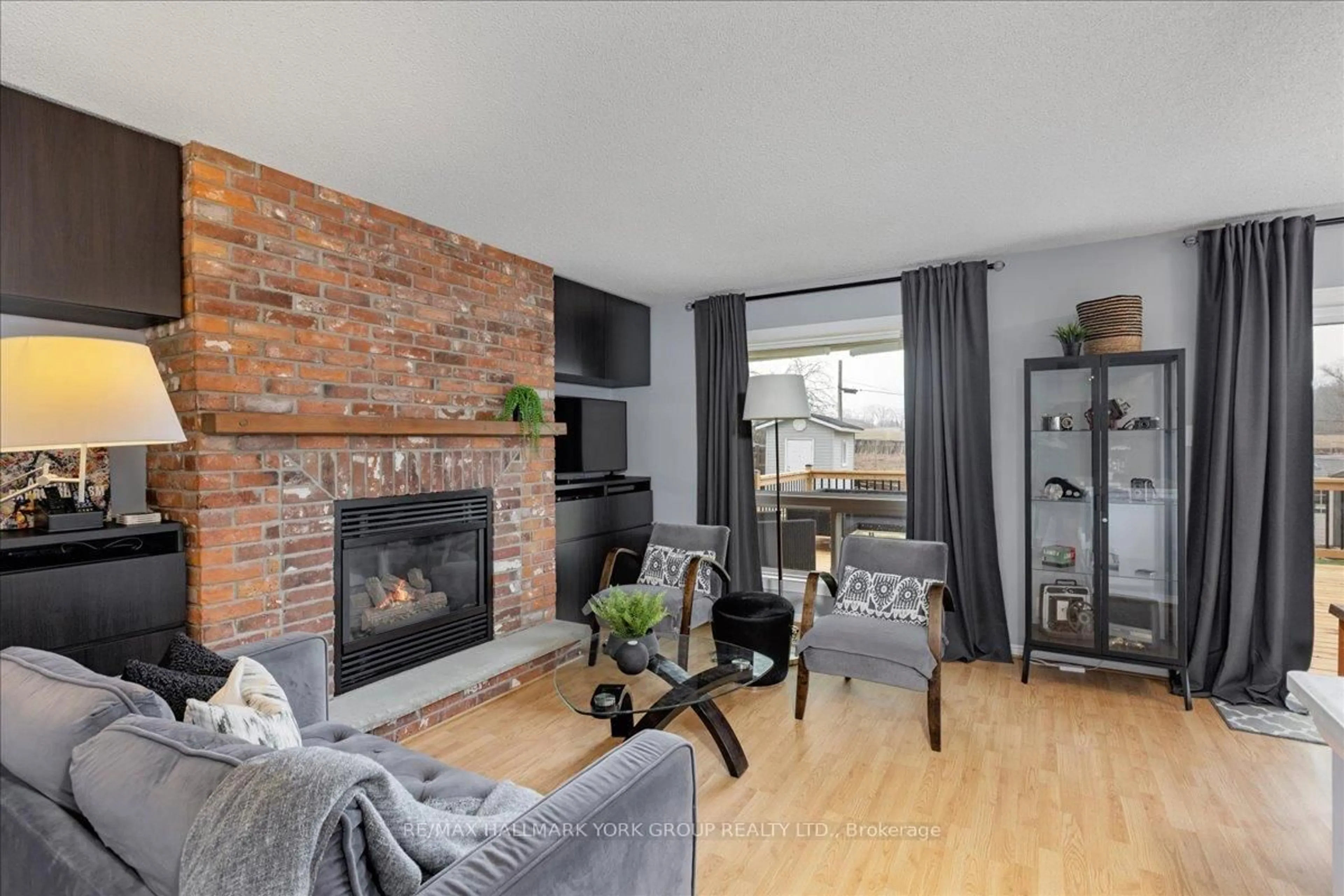 Living room with furniture, unknown for 63A Tulip St, Georgina Ontario L4P 1C6