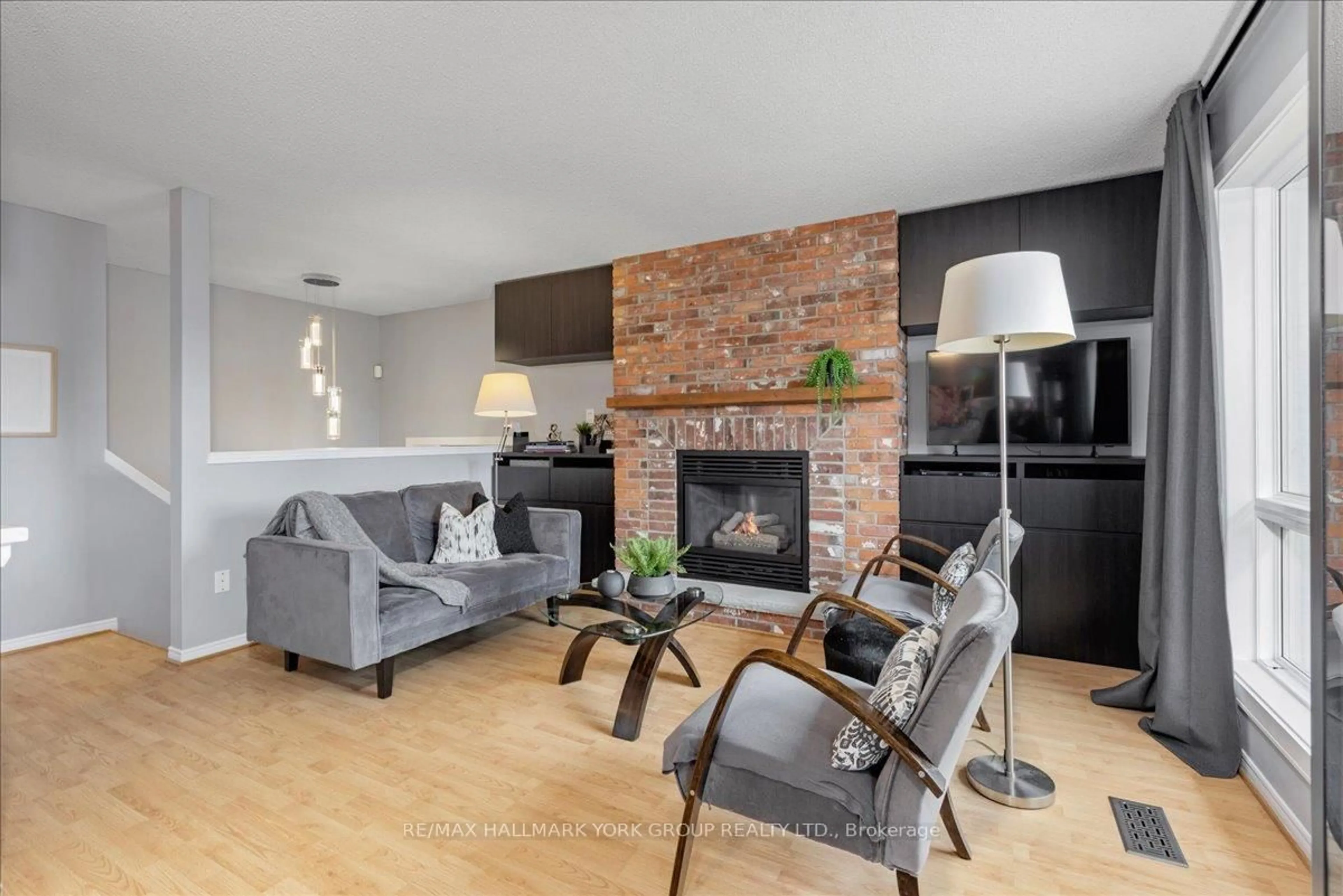 Living room with furniture, unknown for 63A Tulip St, Georgina Ontario L4P 1C6
