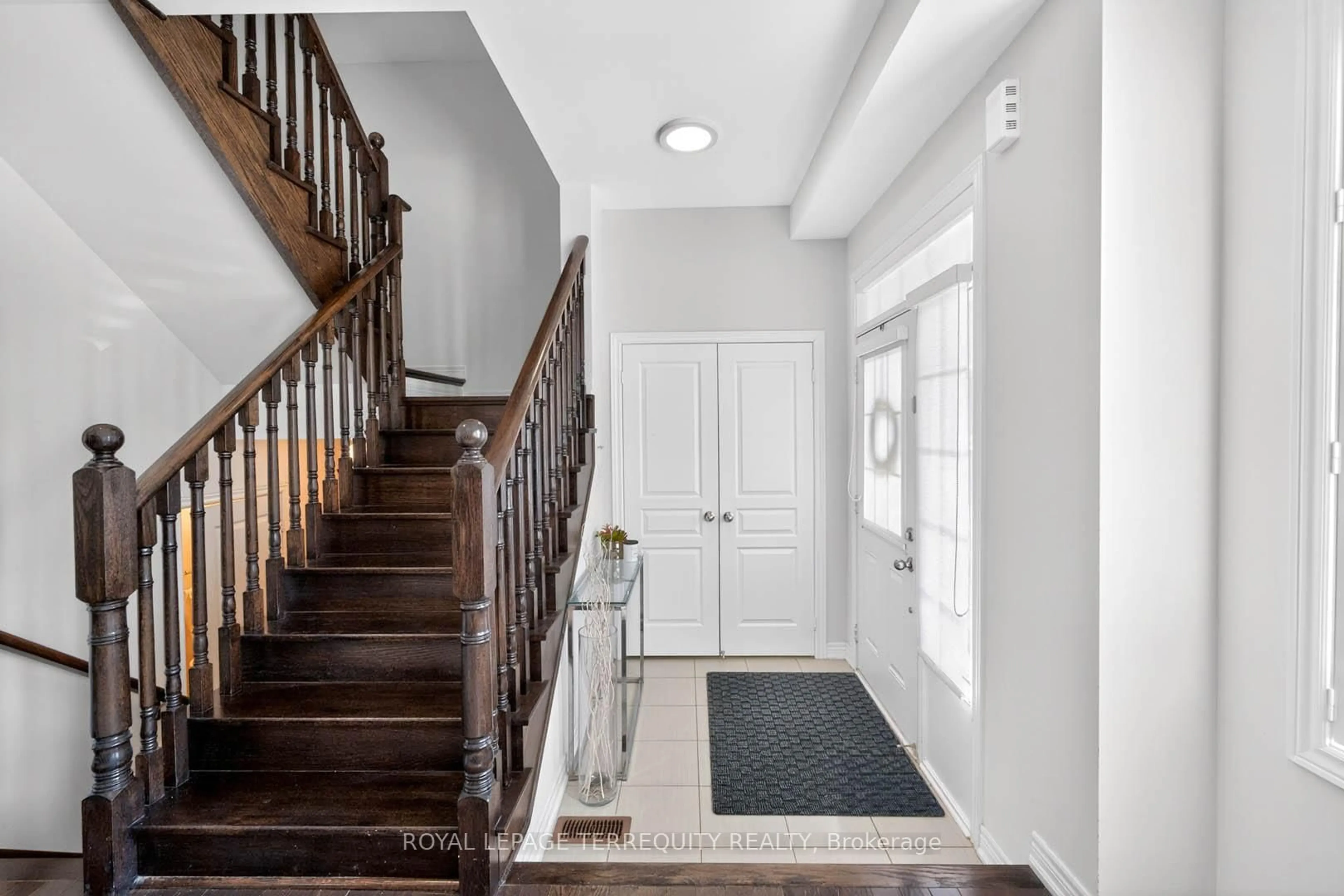 Indoor entryway for 190 East's Corners Blvd, Vaughan Ontario L4H 4H3