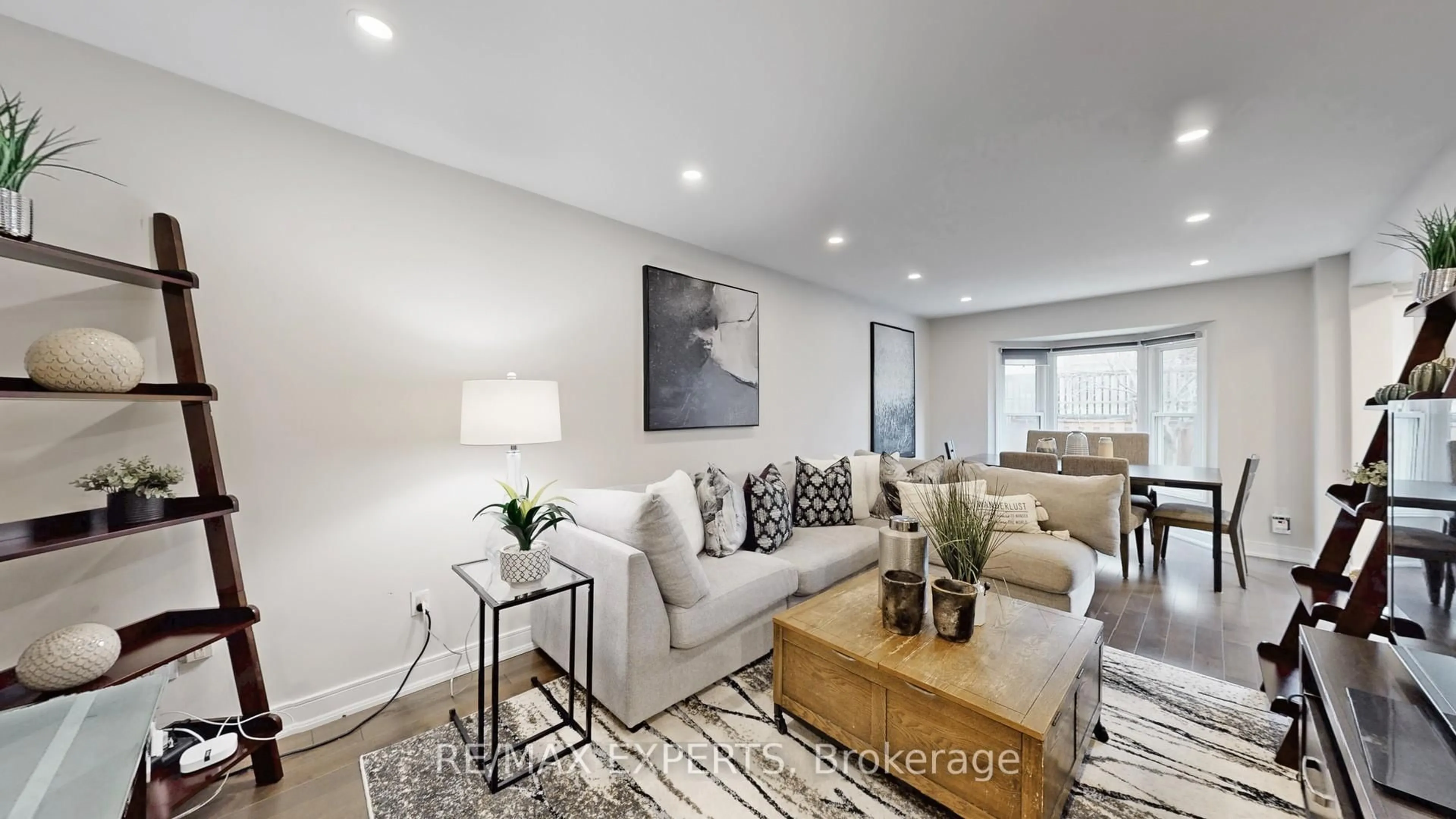 Living room with furniture, unknown for 562 Tara Hill Circ, Aurora Ontario L4G 6G9