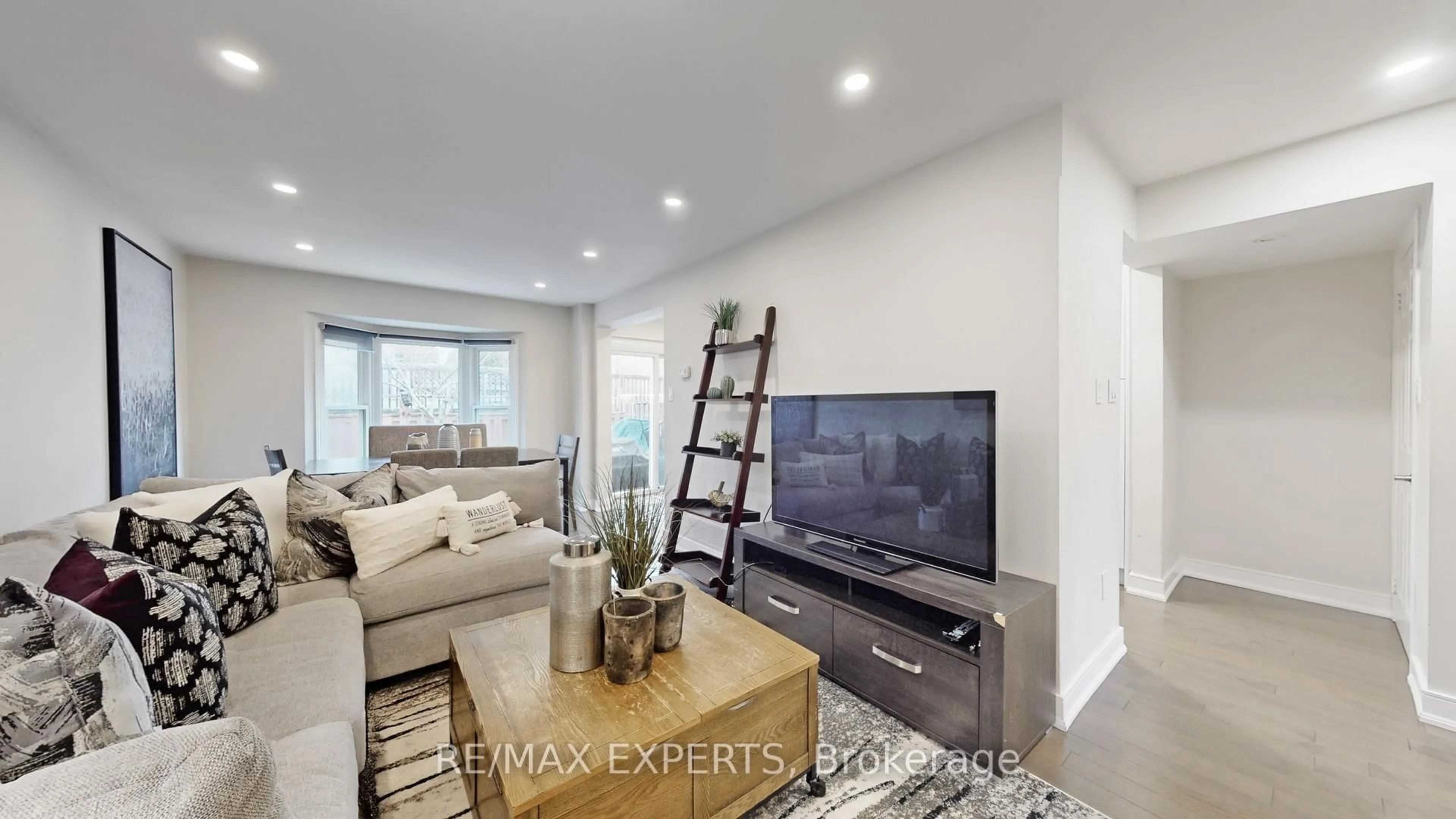 Living room with furniture, wood/laminate floor for 562 Tara Hill Circ, Aurora Ontario L4G 6G9