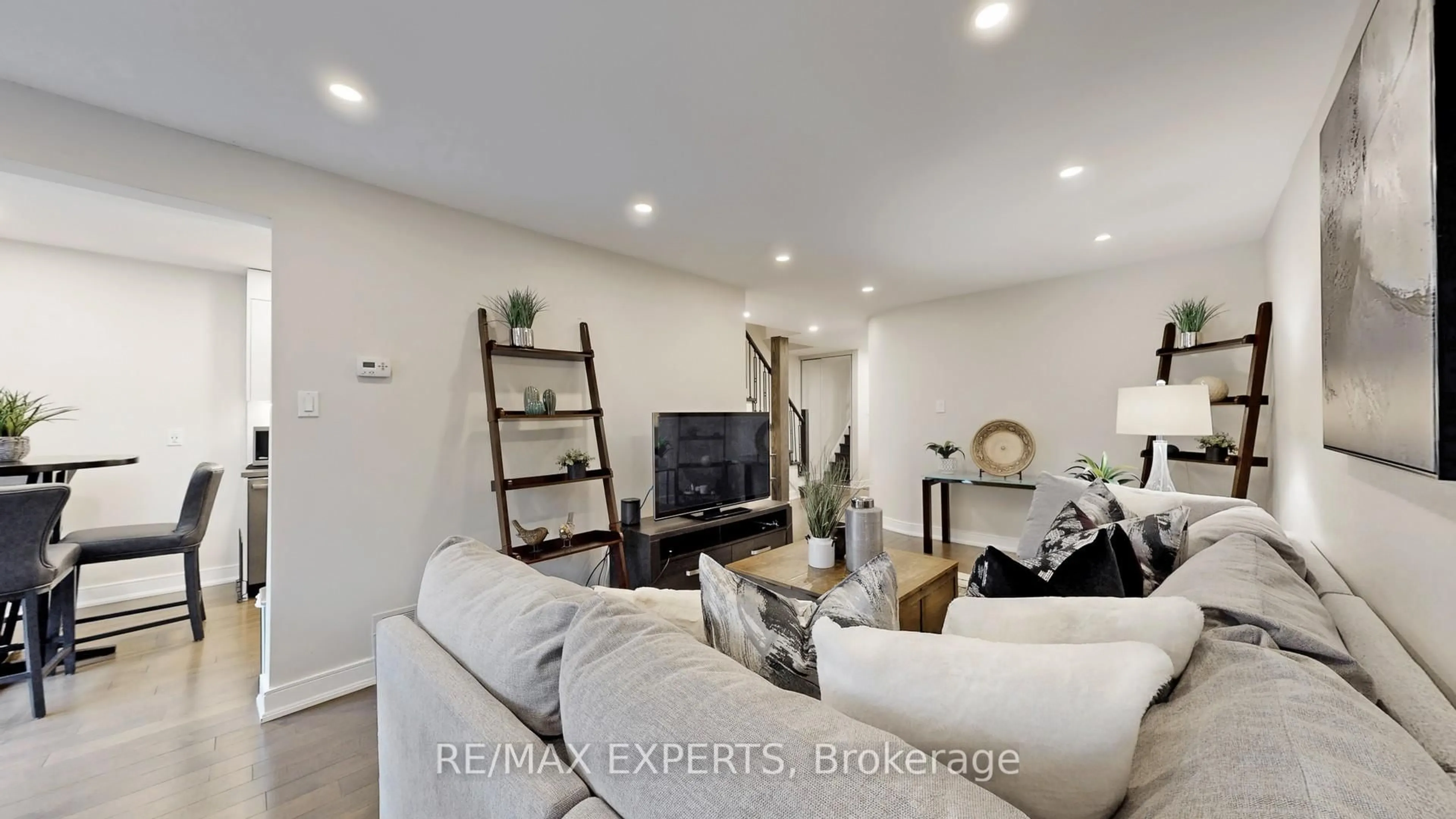 Living room with furniture, unknown for 562 Tara Hill Circ, Aurora Ontario L4G 6G9