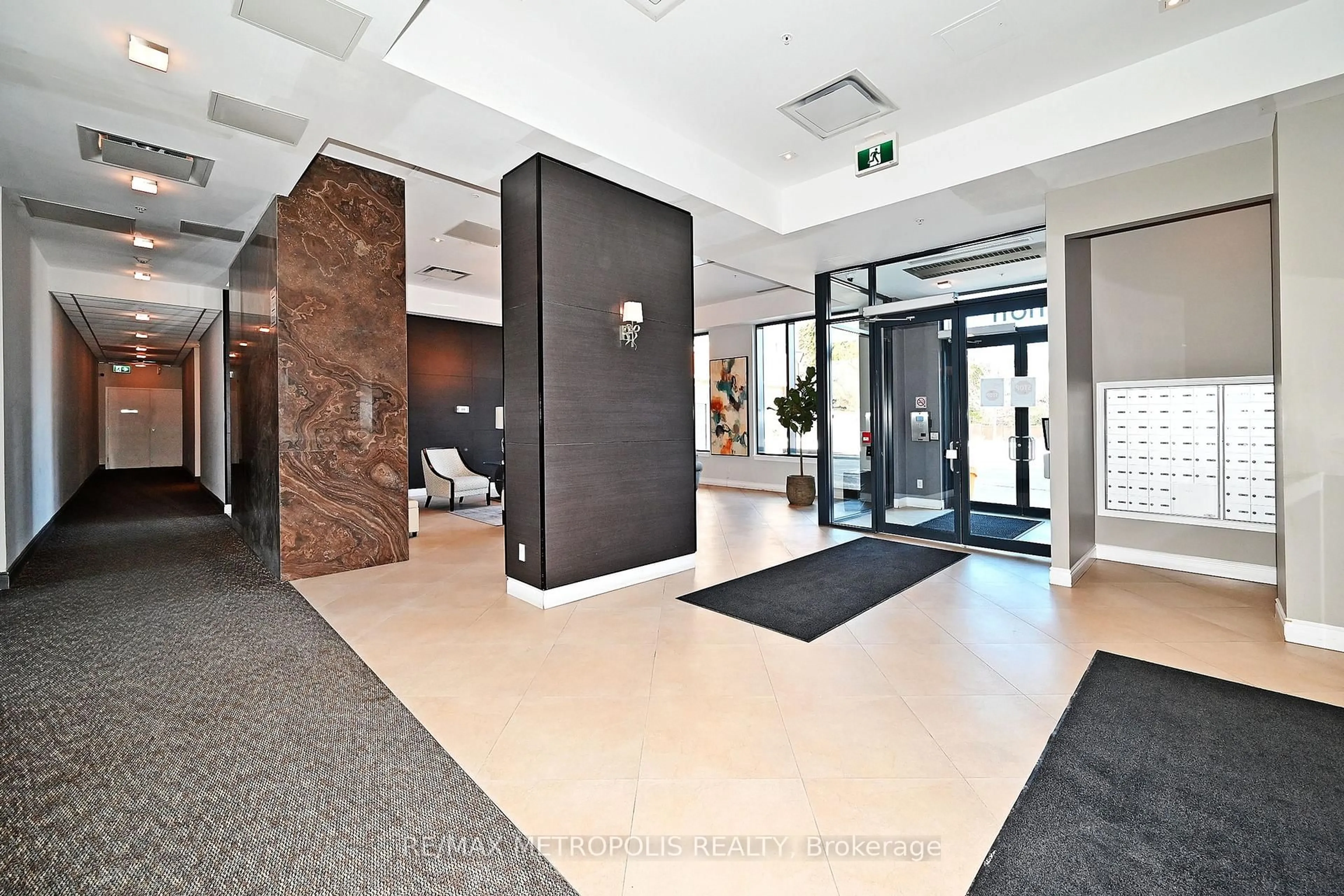 Indoor foyer for 11611 Yonge St #809, Richmond Hill Ontario L4E 1G2