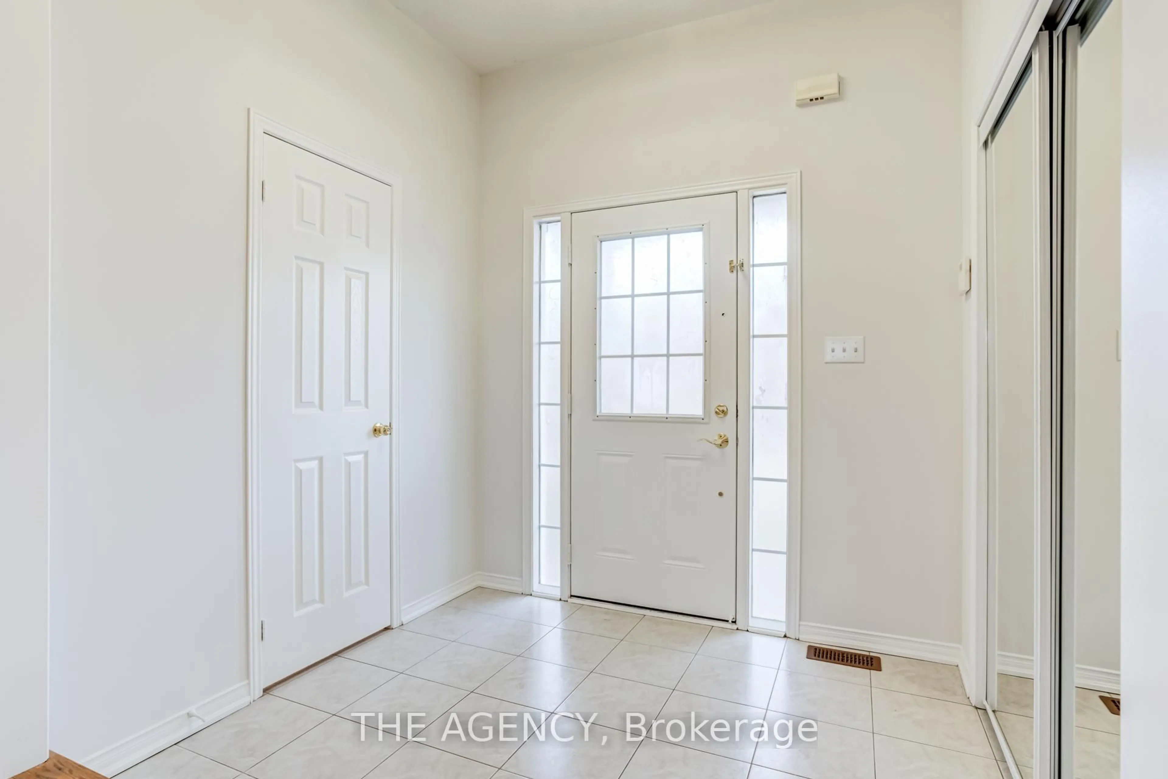 Indoor entryway for 6 Levellands Cres, Richmond Hill Ontario L4B 4T5