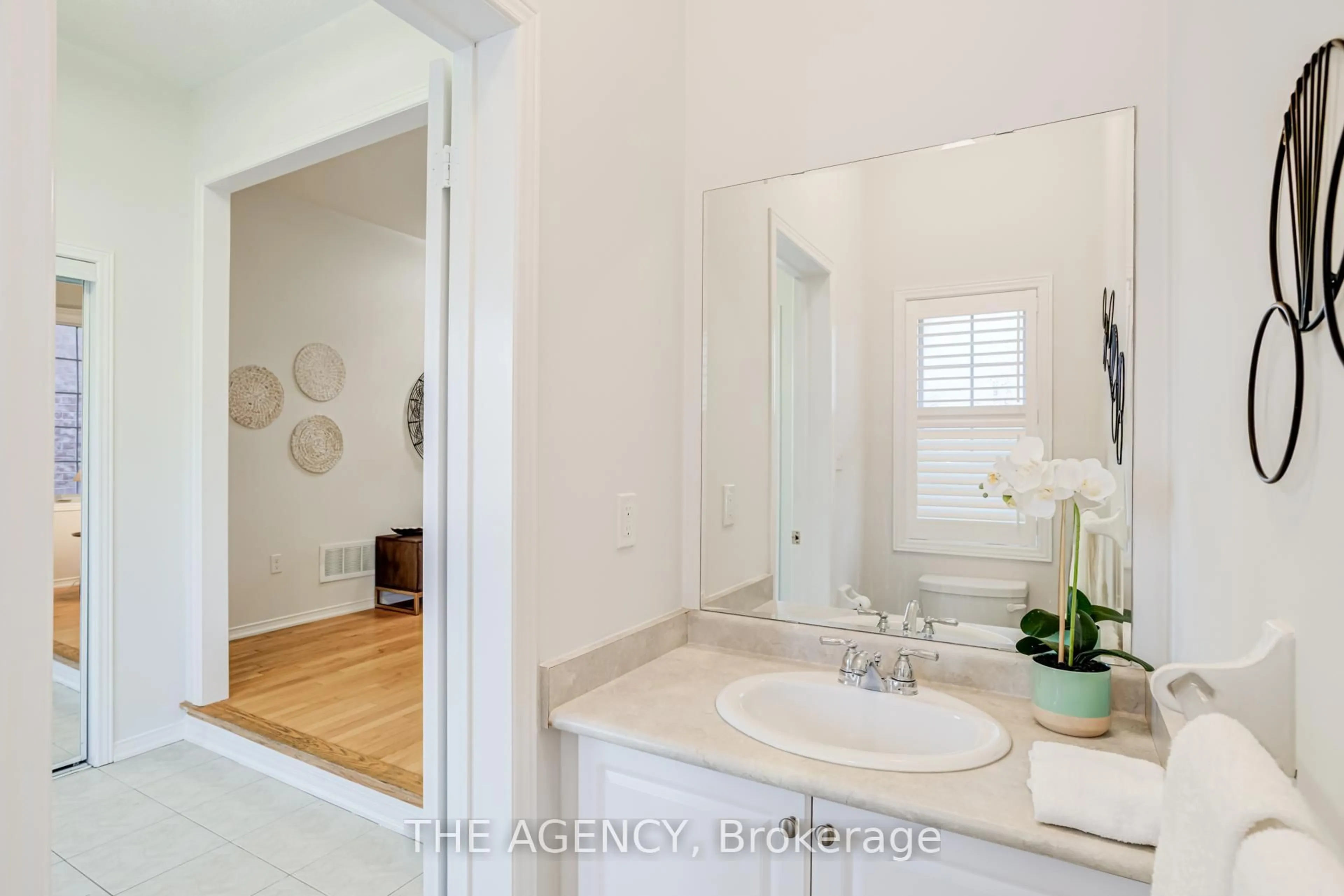 Standard bathroom, ceramic/tile floor for 6 Levellands Cres, Richmond Hill Ontario L4B 4T5