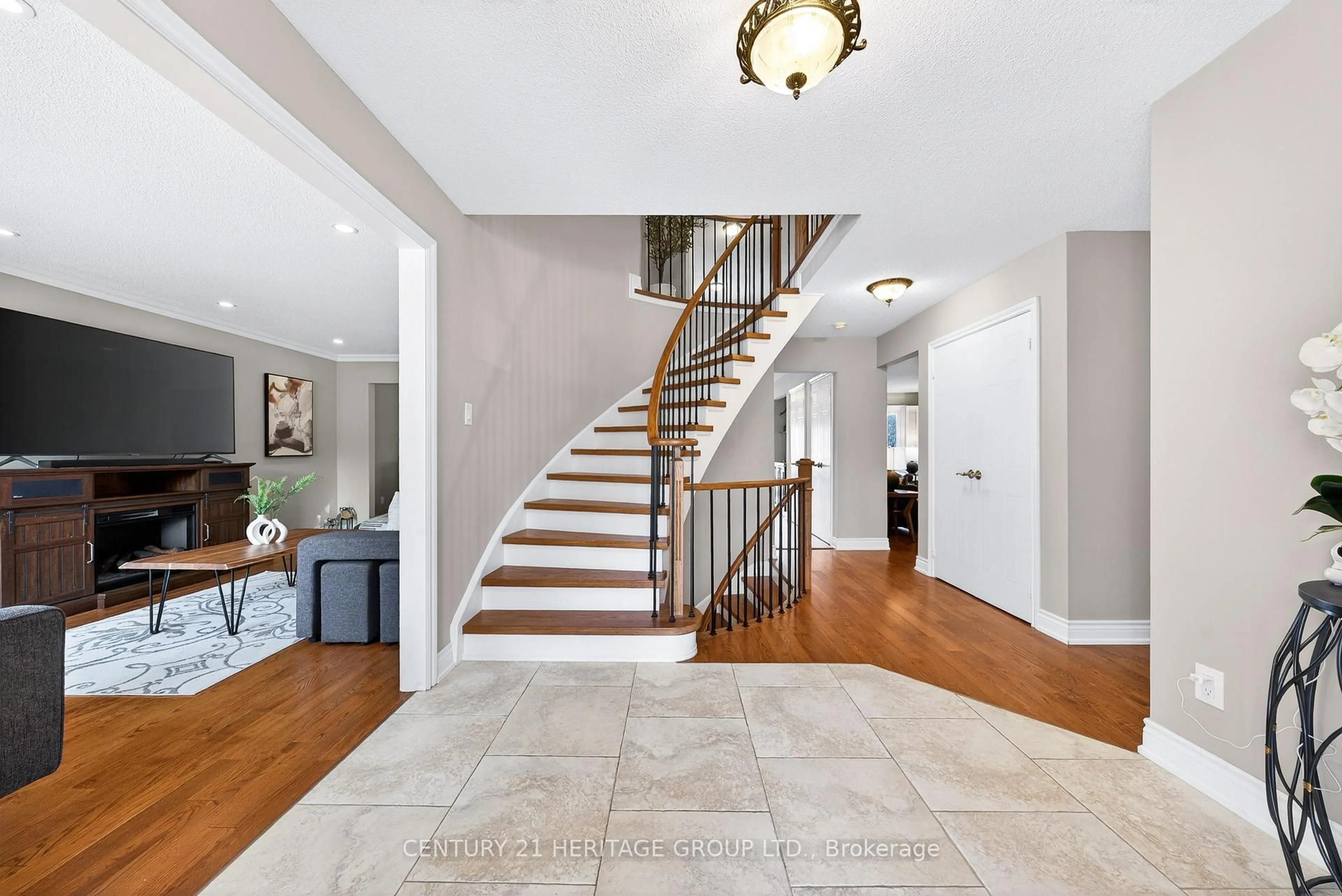 Indoor entryway for 483 Alex Doner Dr, Newmarket Ontario L3X 1C3