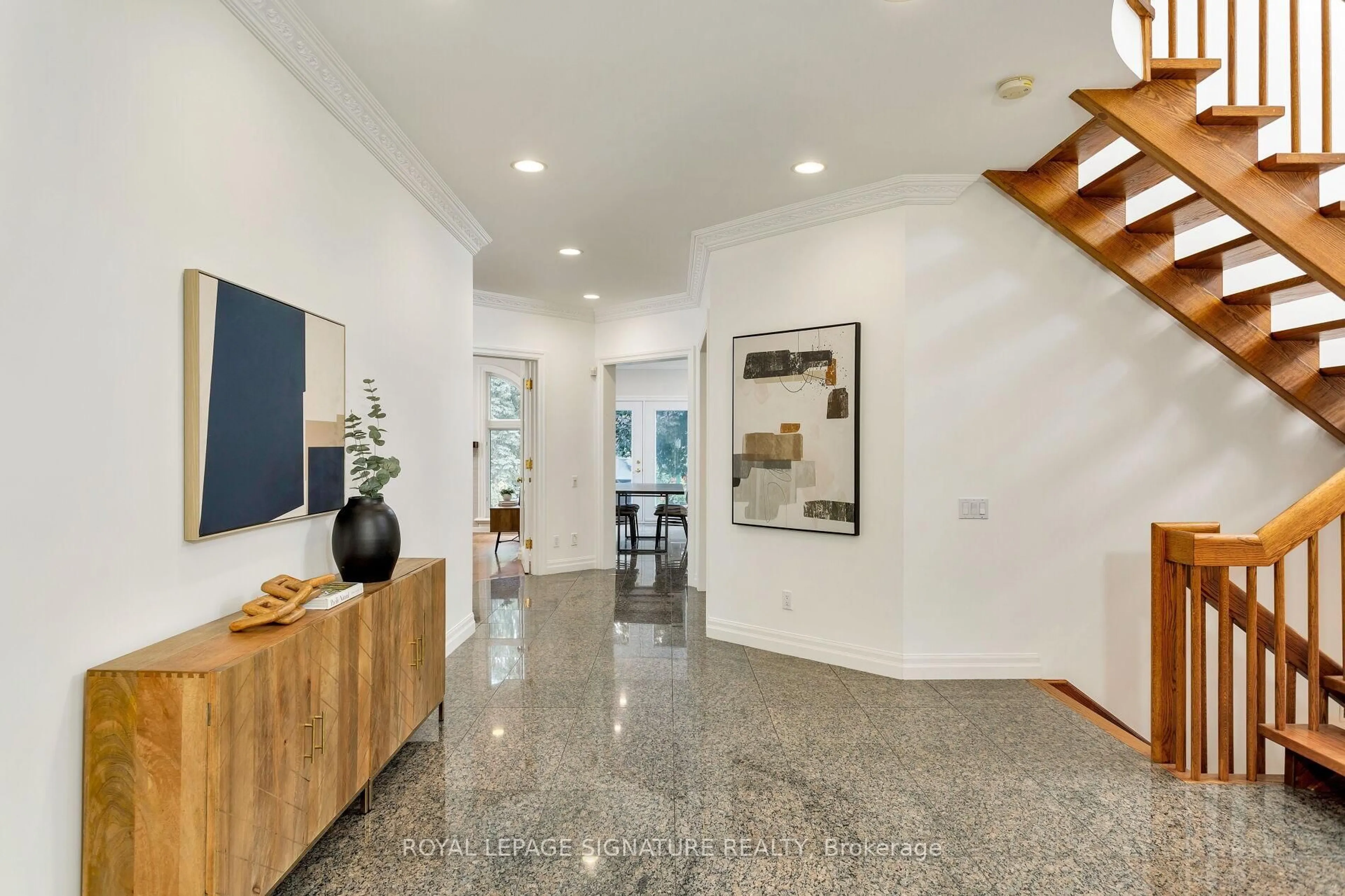 Indoor foyer for 31 Lawrie Rd, Vaughan Ontario L4J 3N6