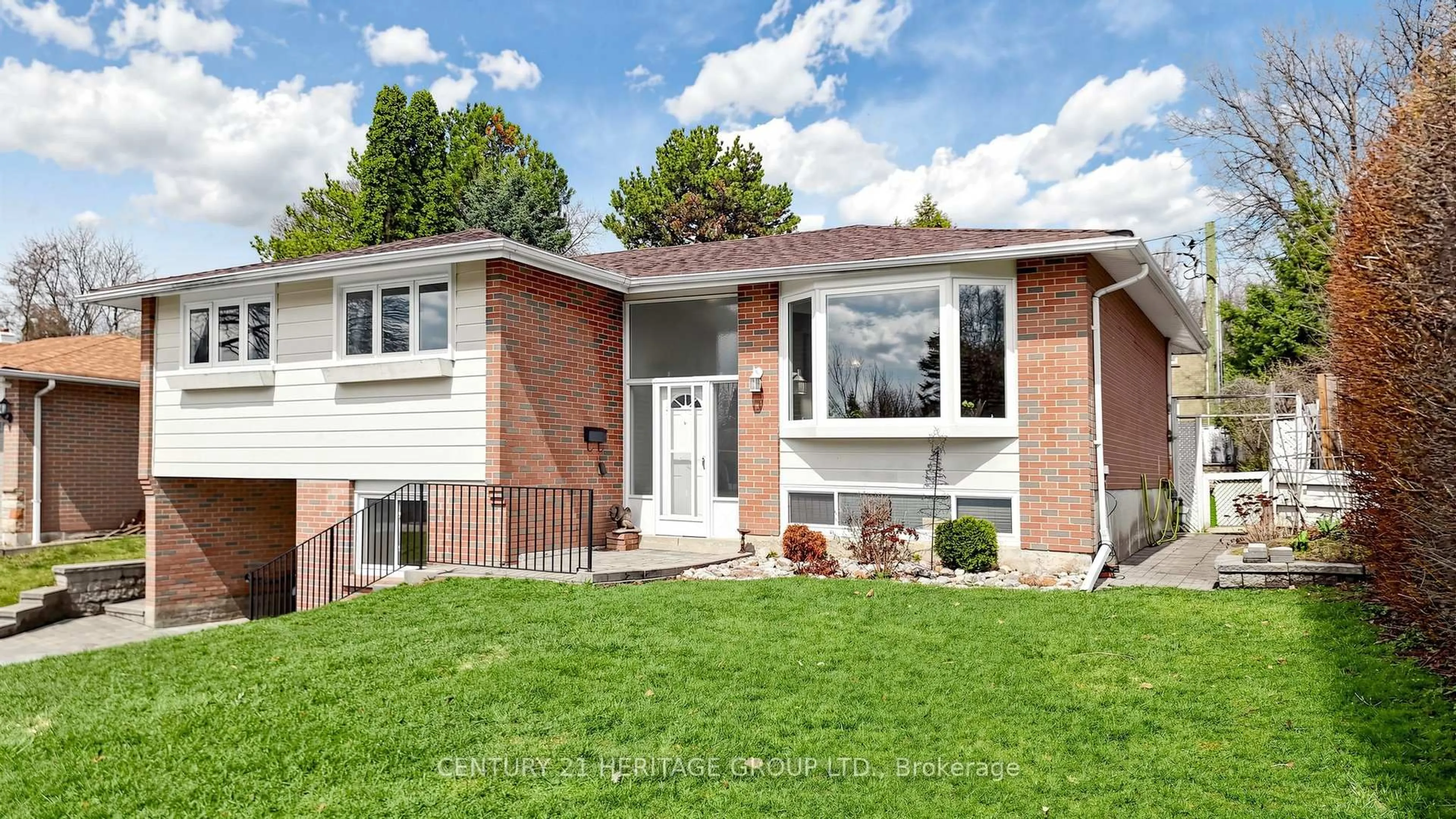 Home with brick exterior material, street for 72 Romfield Crct, Markham Ontario L3T 3H6