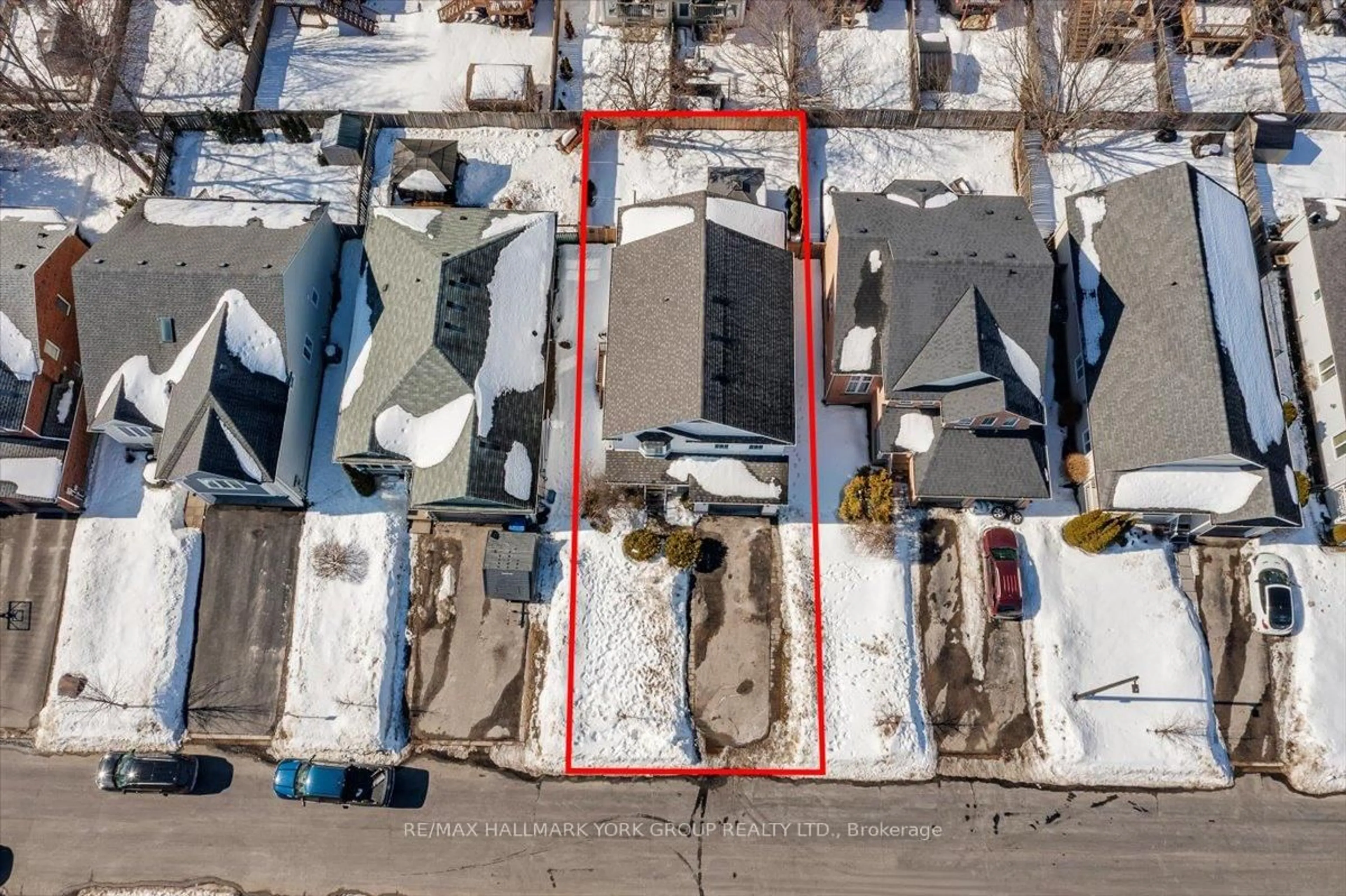 A pic from outside/outdoor area/front of a property/back of a property/a pic from drone, street for 19 Silverstone Cres, Georgina Ontario L4P 4A5