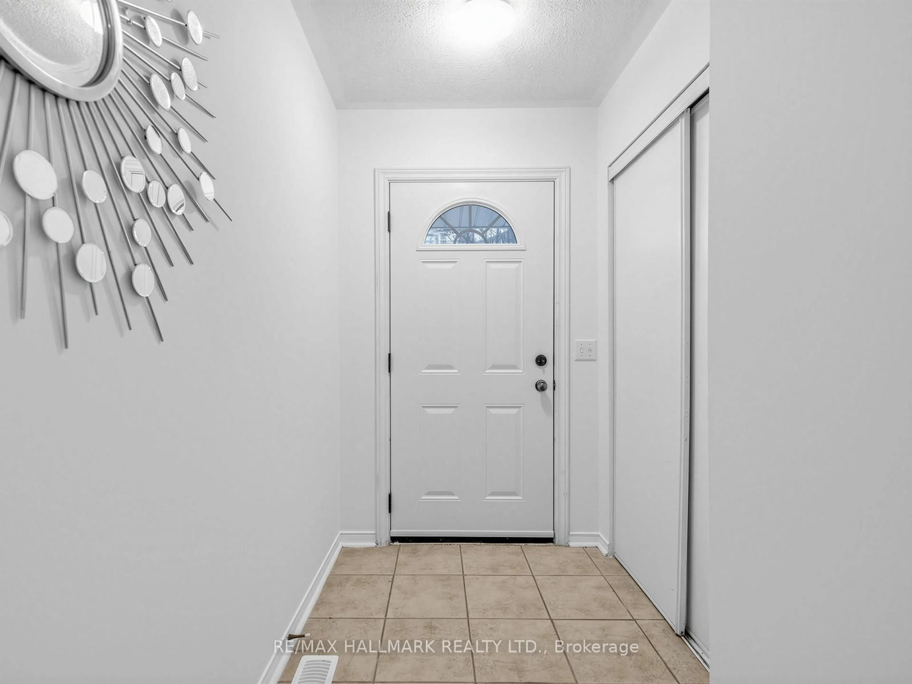 Indoor entryway for 51 Northern Heights Dr #2B, Richmond Hill Ontario L4B 4C9