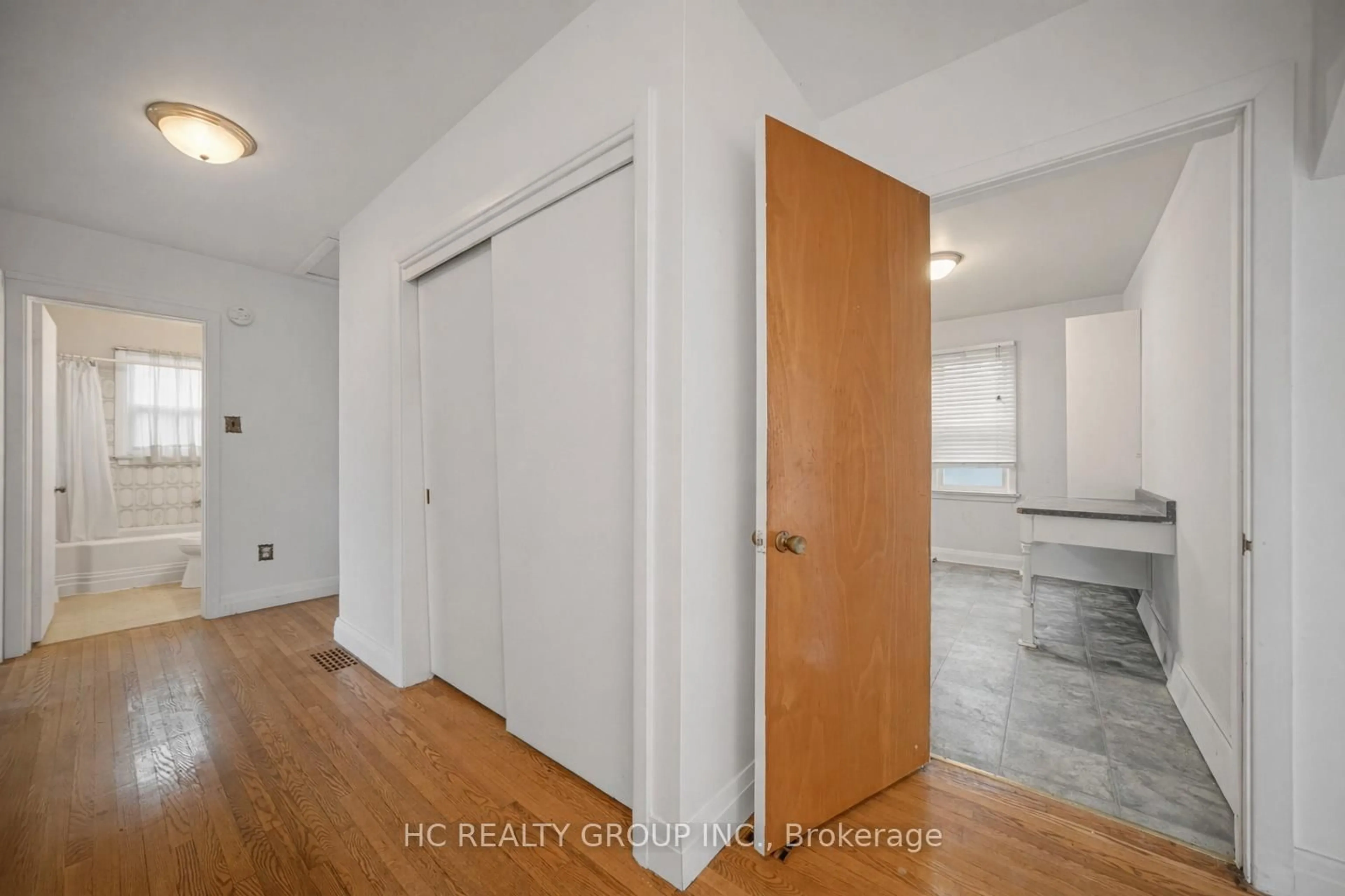 Indoor entryway for 5 Grandview Blvd, Markham Ontario L3P 1E9