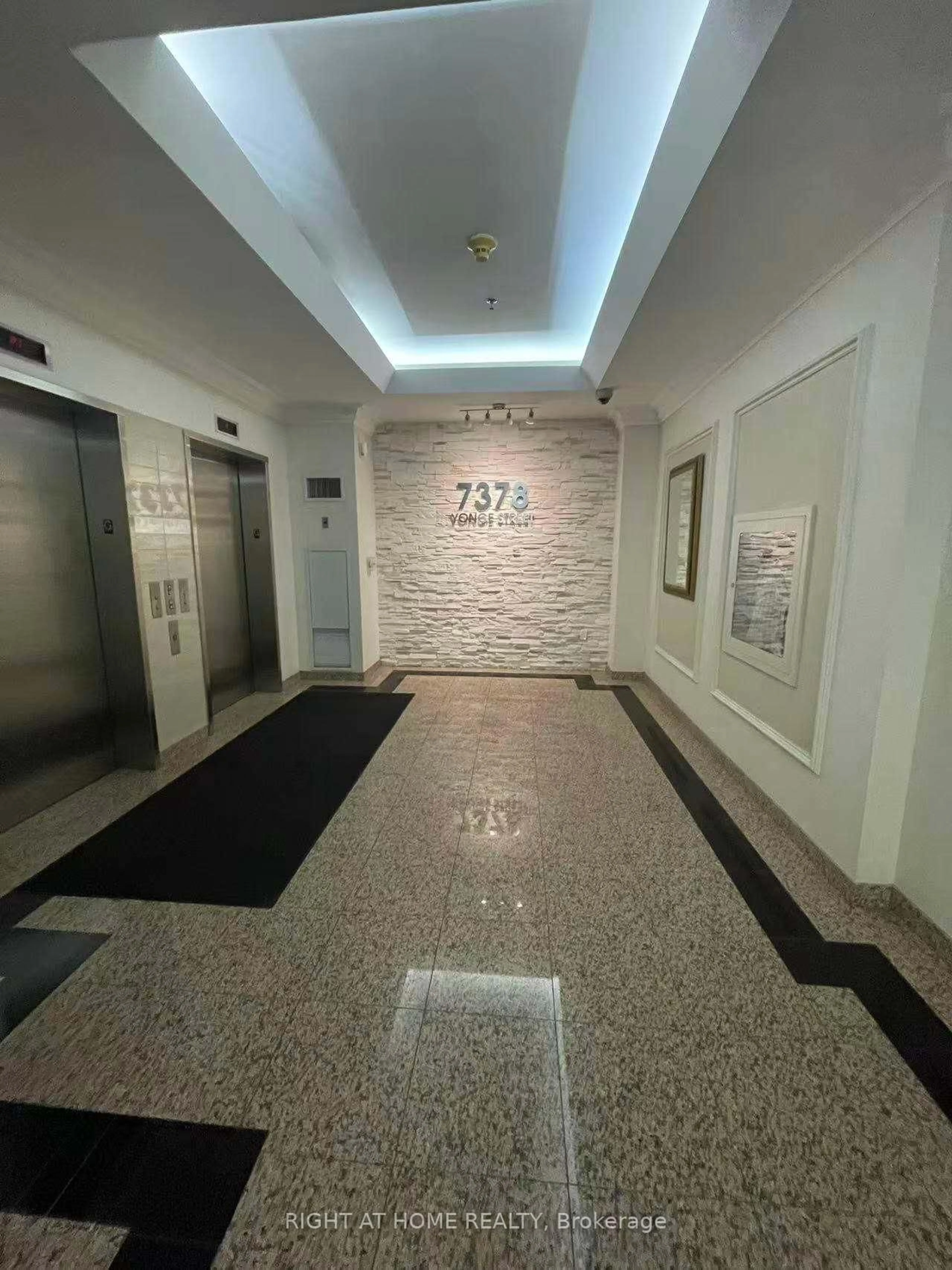 Indoor foyer for 7378 Yonge St #212, Vaughan Ontario L4J 8J1