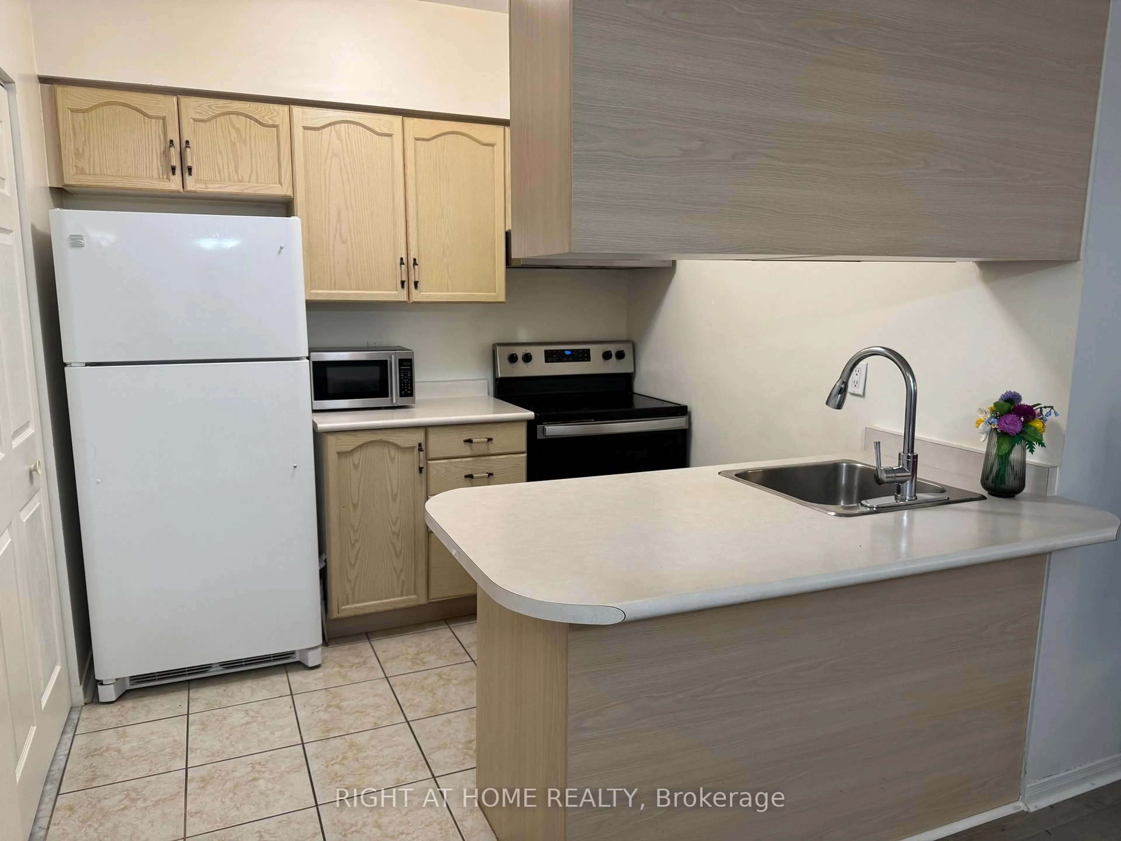 Standard kitchen, ceramic/tile floor for 7378 Yonge St #212, Vaughan Ontario L4J 8J1