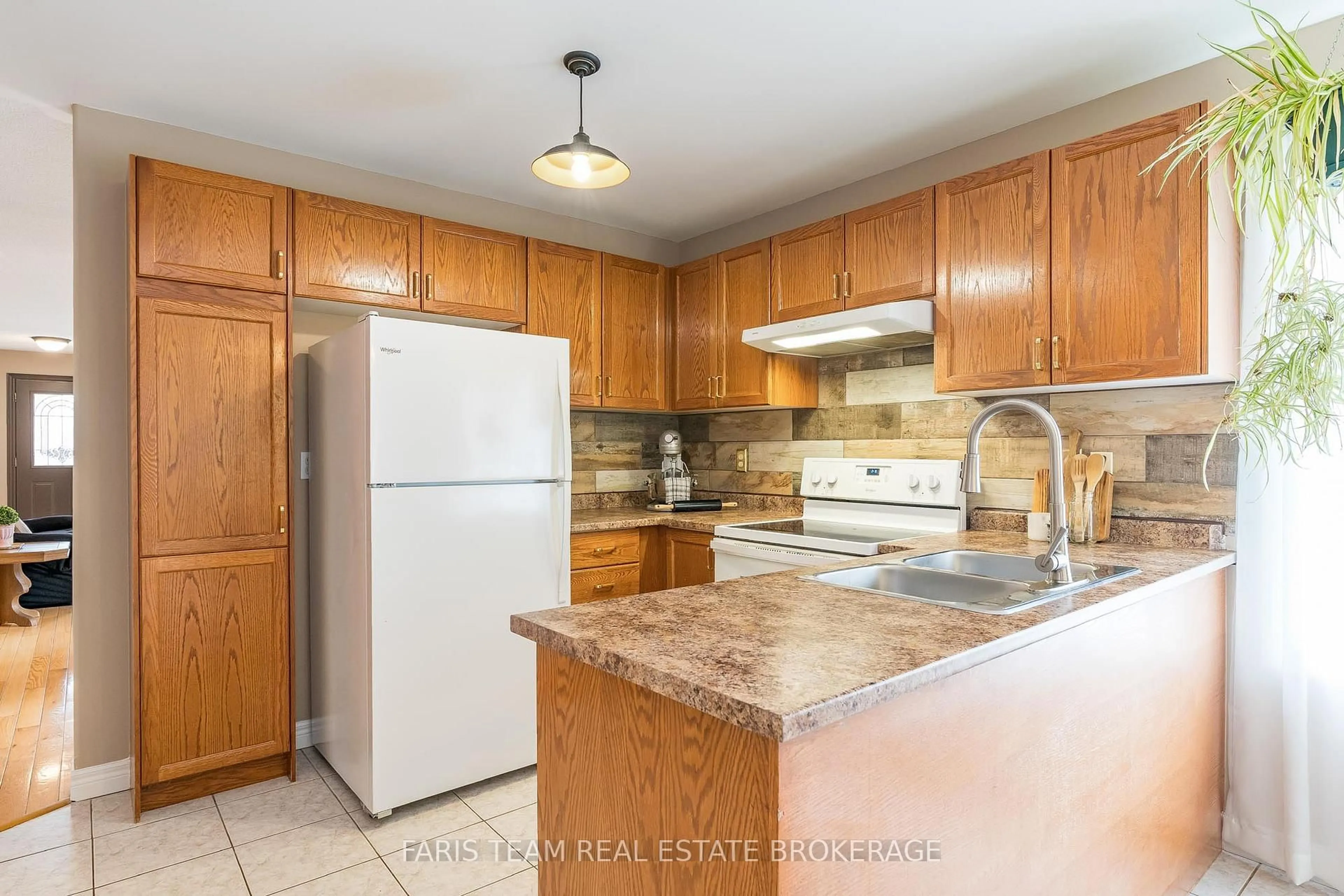 Standard kitchen, ceramic/tile floor for 1006 Leslie Dr, Innisfil Ontario L9S 2B2