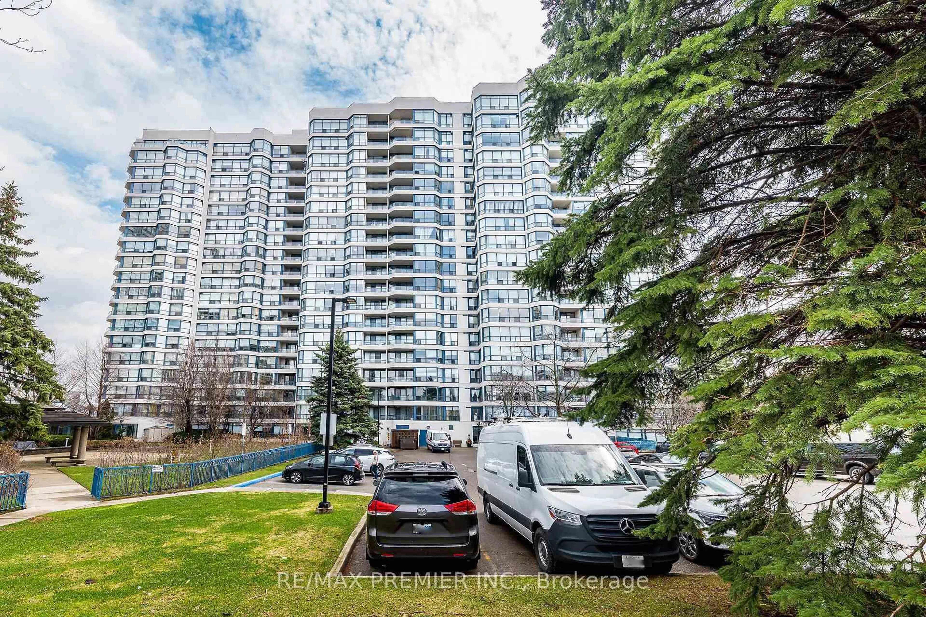 A pic from outside/outdoor area/front of a property/back of a property/a pic from drone, street for 7300 Yonge St #1412, Vaughan Ontario L4J 7Y5