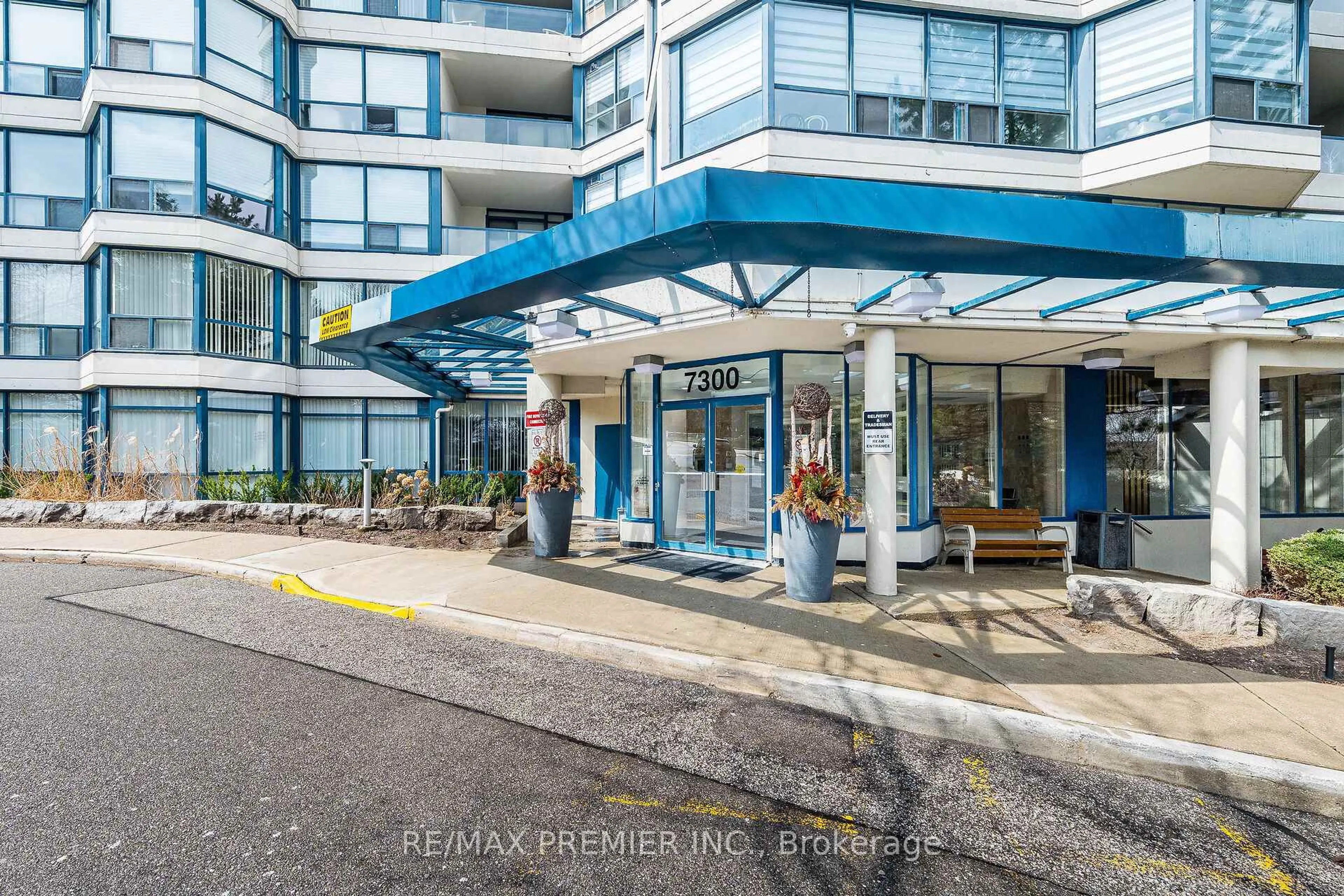 Indoor foyer for 7300 Yonge St #1412, Vaughan Ontario L4J 7Y5