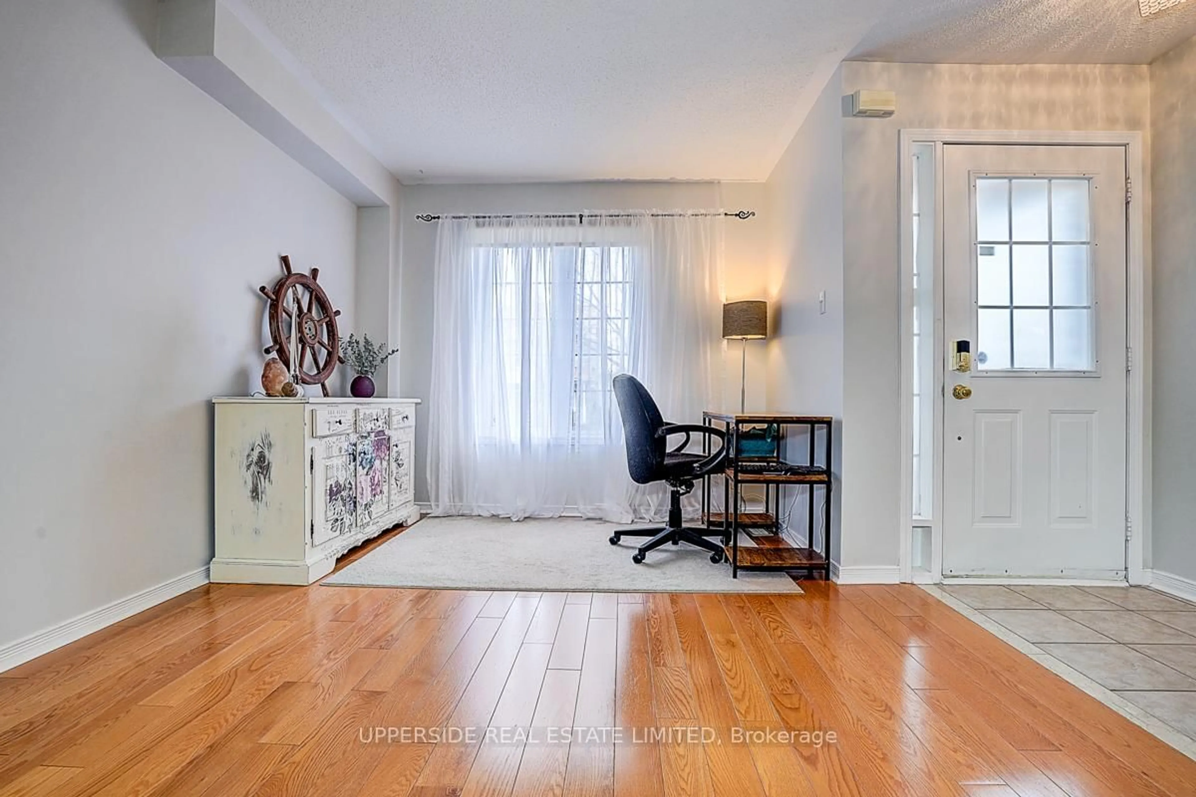 Indoor entryway for 274 Flagstone Way, Newmarket Ontario L3X 2Y1
