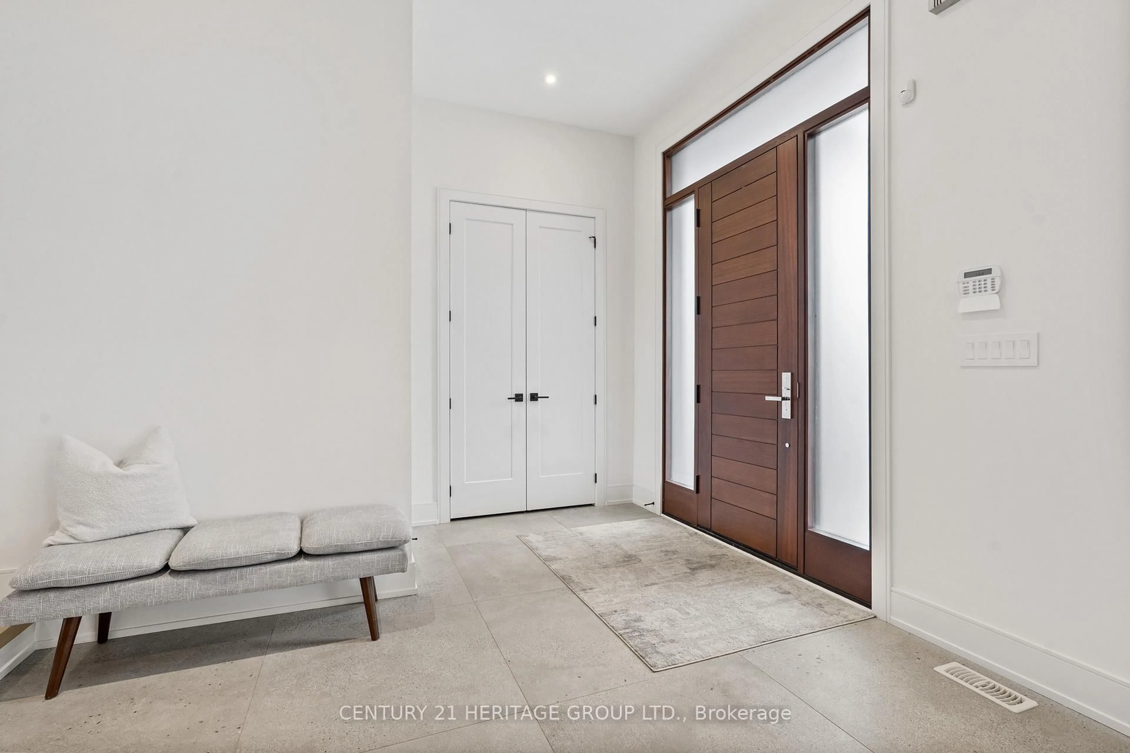 Indoor entryway for 30 Limerick St, Richmond Hill Ontario L4E 3W9