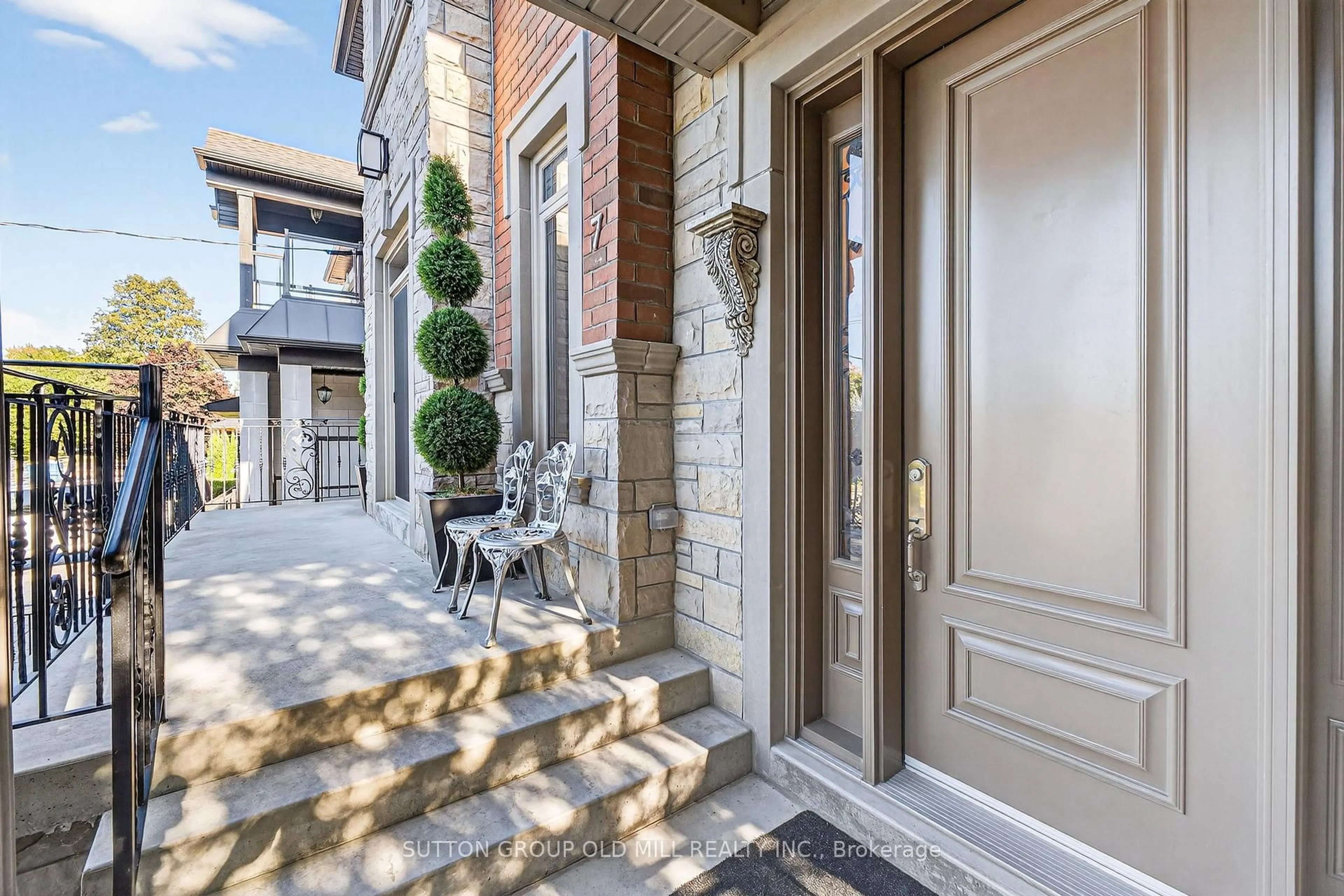 Indoor entryway for 7 Cousins Dr, Aurora Ontario L4G 1B2