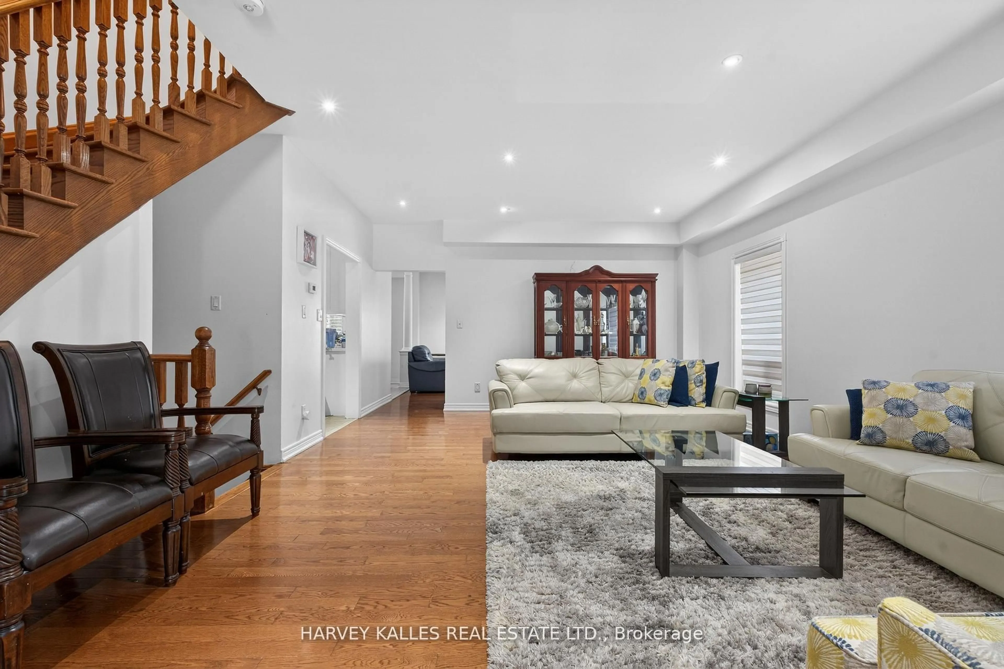 Living room with furniture, unknown for 60 Wolfson Cres, Richmond Hill Ontario L4E 4P1