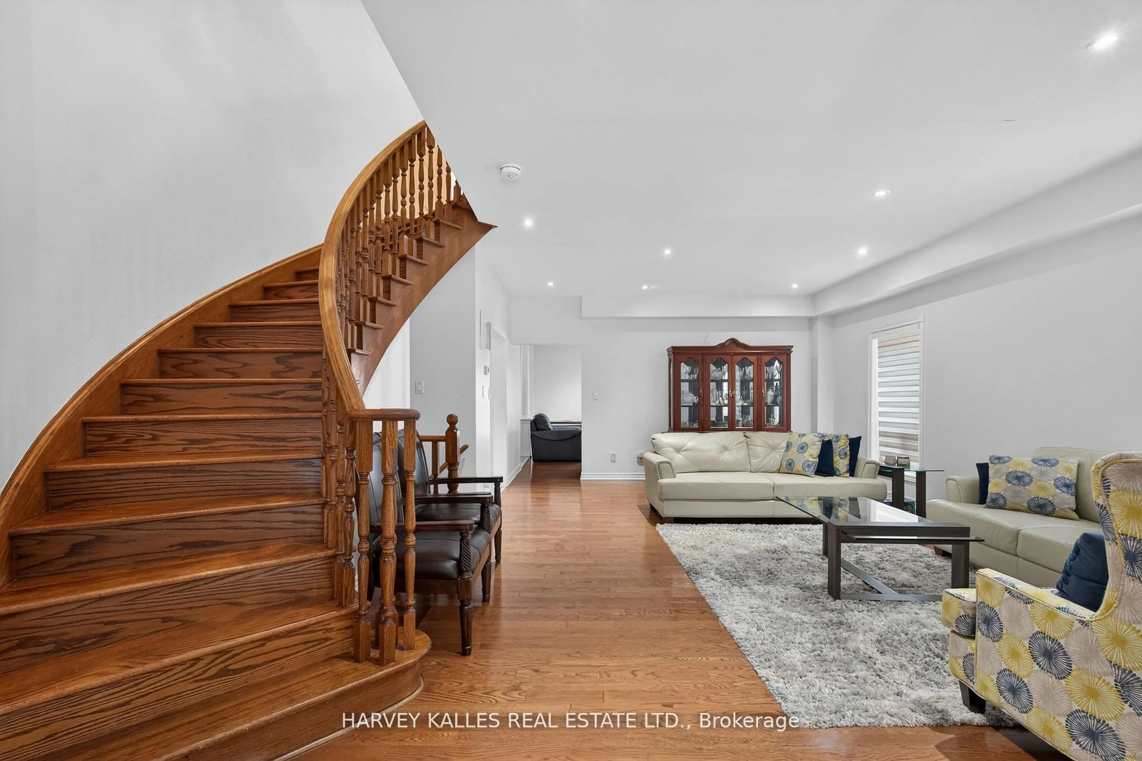 Indoor foyer for 60 Wolfson Cres, Richmond Hill Ontario L4E 4P1