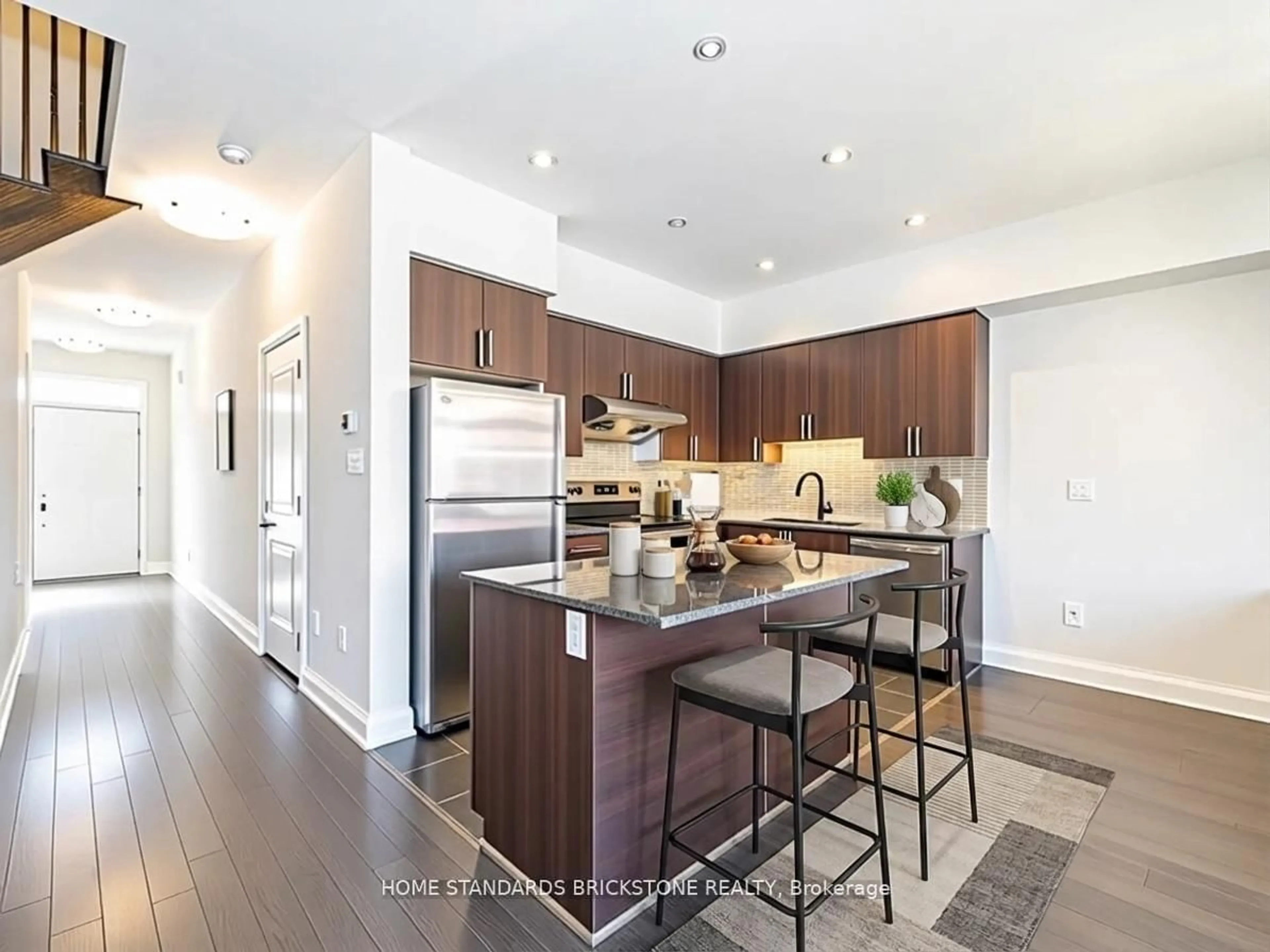 Open concept kitchen, wood/laminate floor for 382 Highway 7 #TH15, Richmond Hill Ontario L4B 0C5