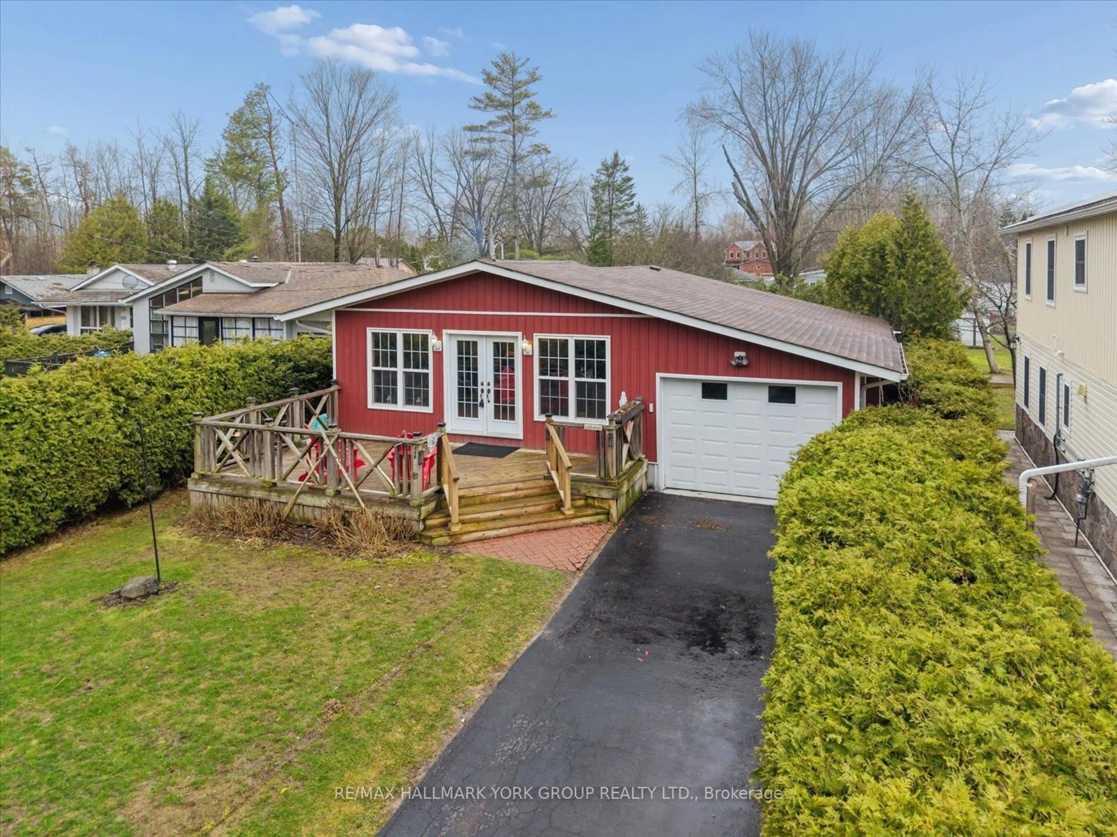 A pic from outside/outdoor area/front of a property/back of a property/a pic from drone, street for 836 Crescent Beach Rd, Georgina Ontario L4P 3E9