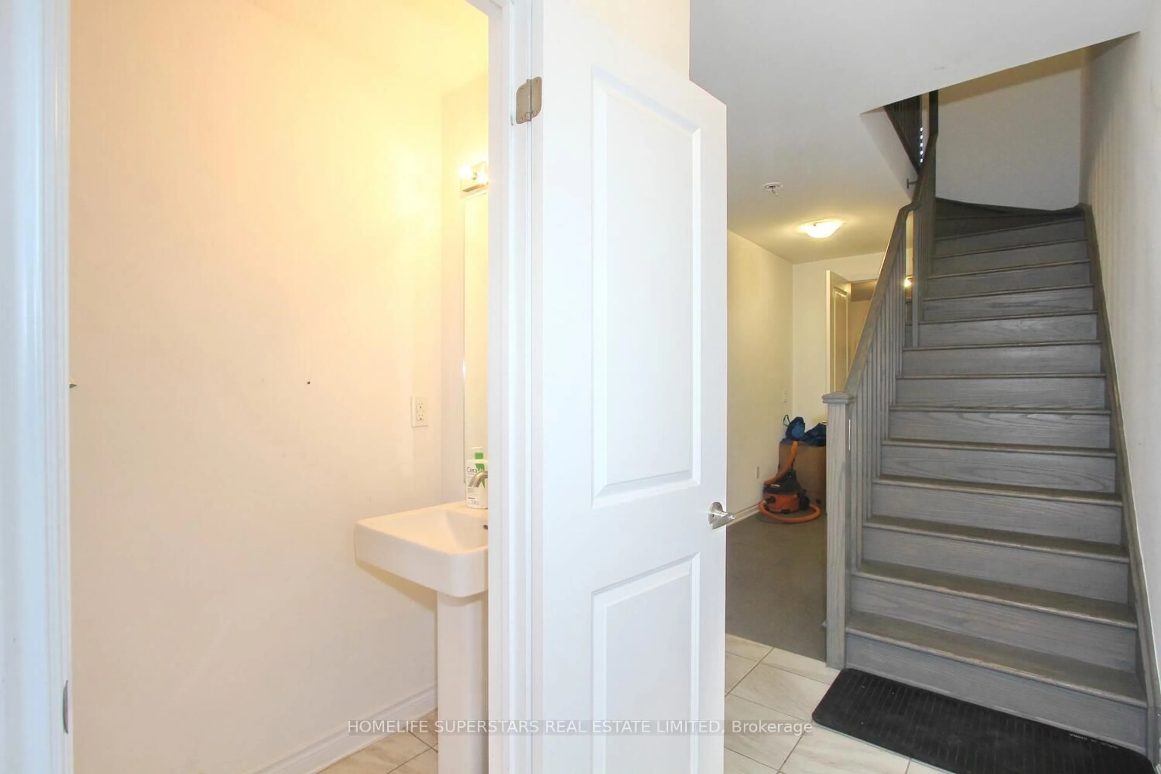 Indoor foyer for 72 Wascana Rd, Vaughan Ontario L4H 5G9