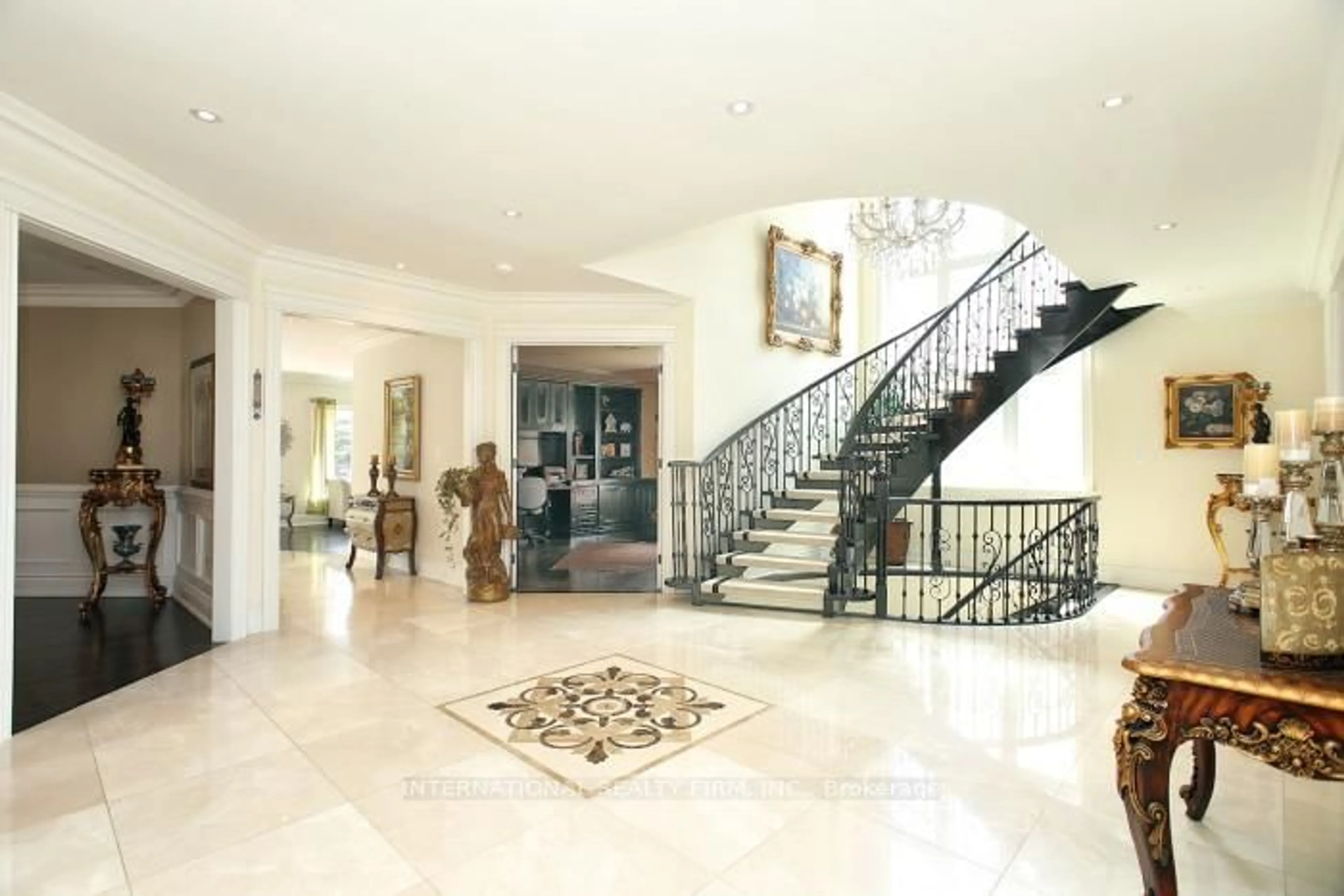 Indoor foyer for 7 Elderwood Dr, Richmond Hill Ontario L4B 2X3