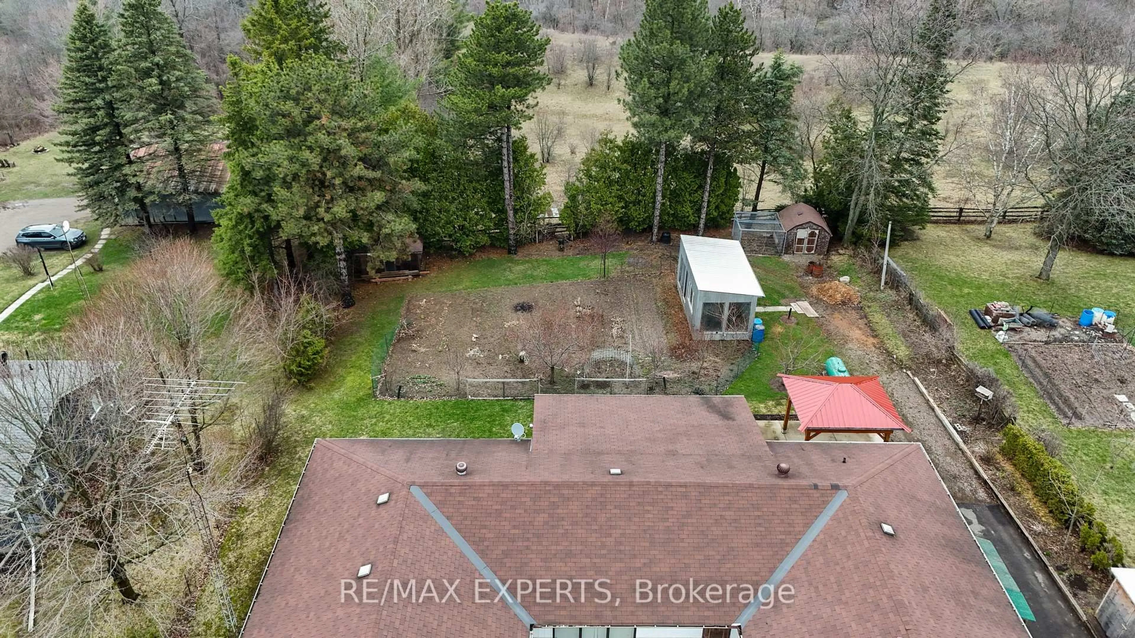 A pic from outside/outdoor area/front of a property/back of a property/a pic from drone, unknown for 6242 6th Line, New Tecumseth Ontario L0G 1W0