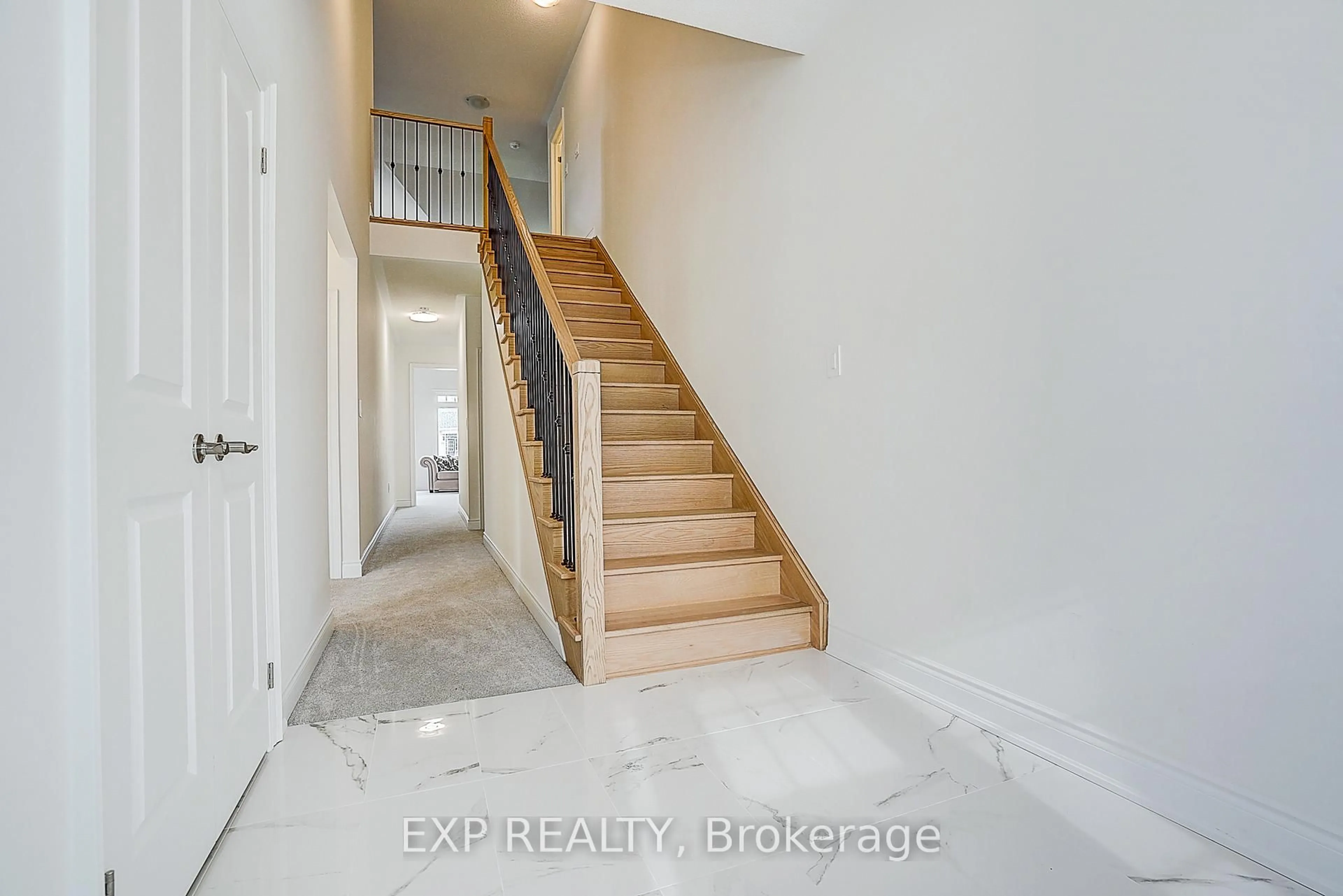 Indoor entryway for 4 Palmira Dr, Georgina Ontario L0E 1R0