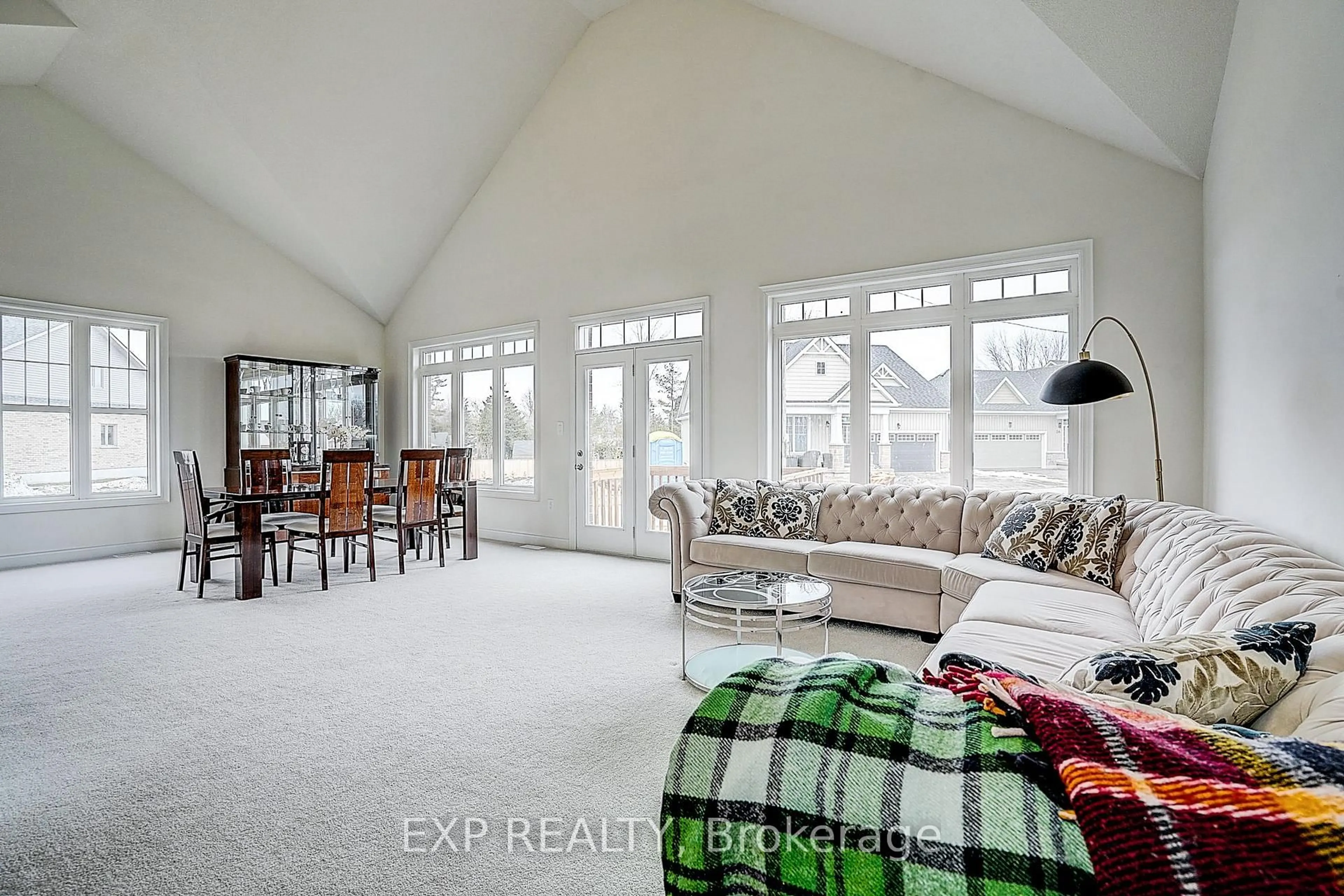 Living room with furniture, carpet floor for 4 Palmira Dr, Georgina Ontario L0E 1R0