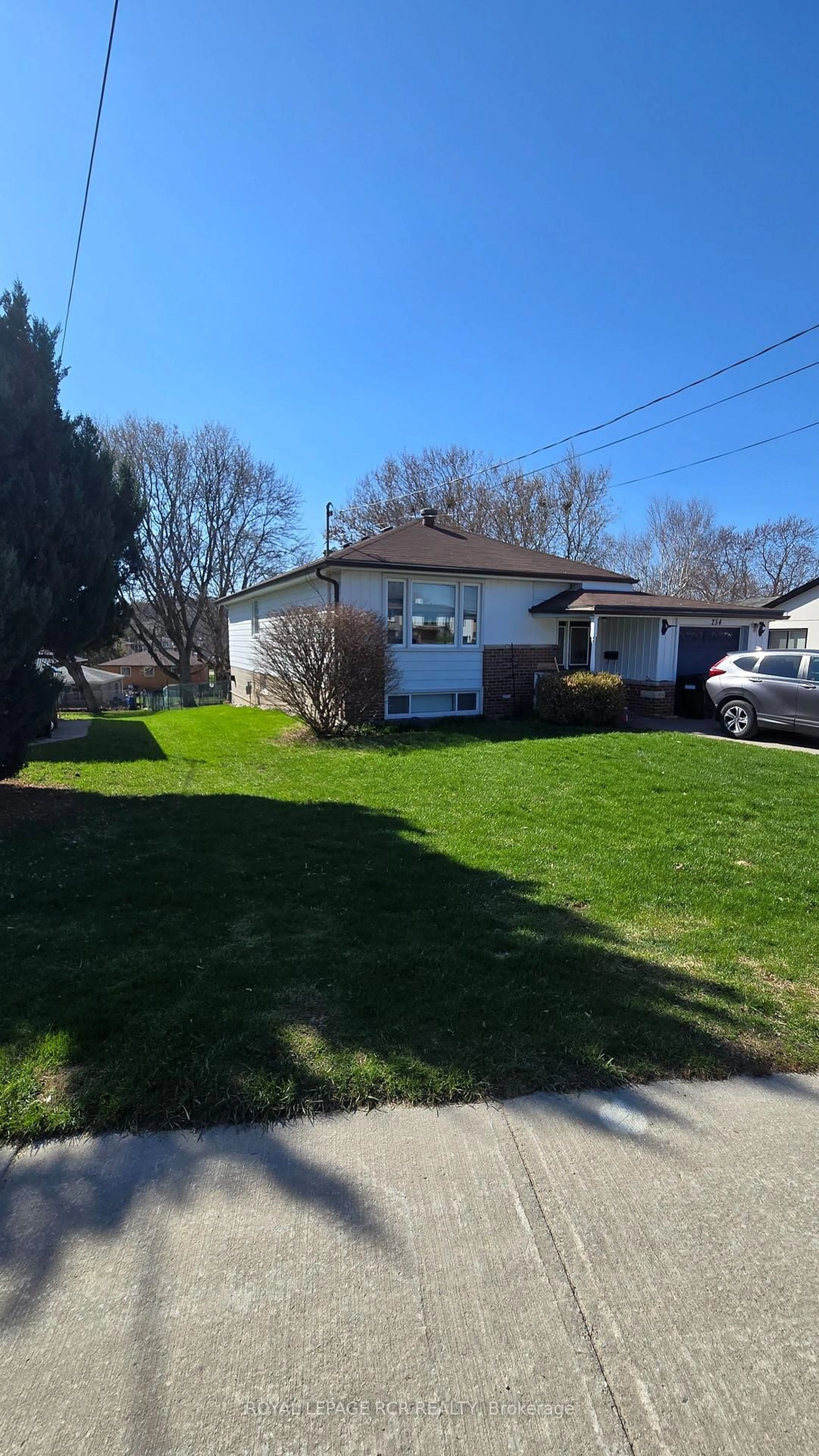 A pic from outside/outdoor area/front of a property/back of a property/a pic from drone, street for 254 Simcoe Rd, Bradford West Gwillimbury Ontario L3Z 1Y9