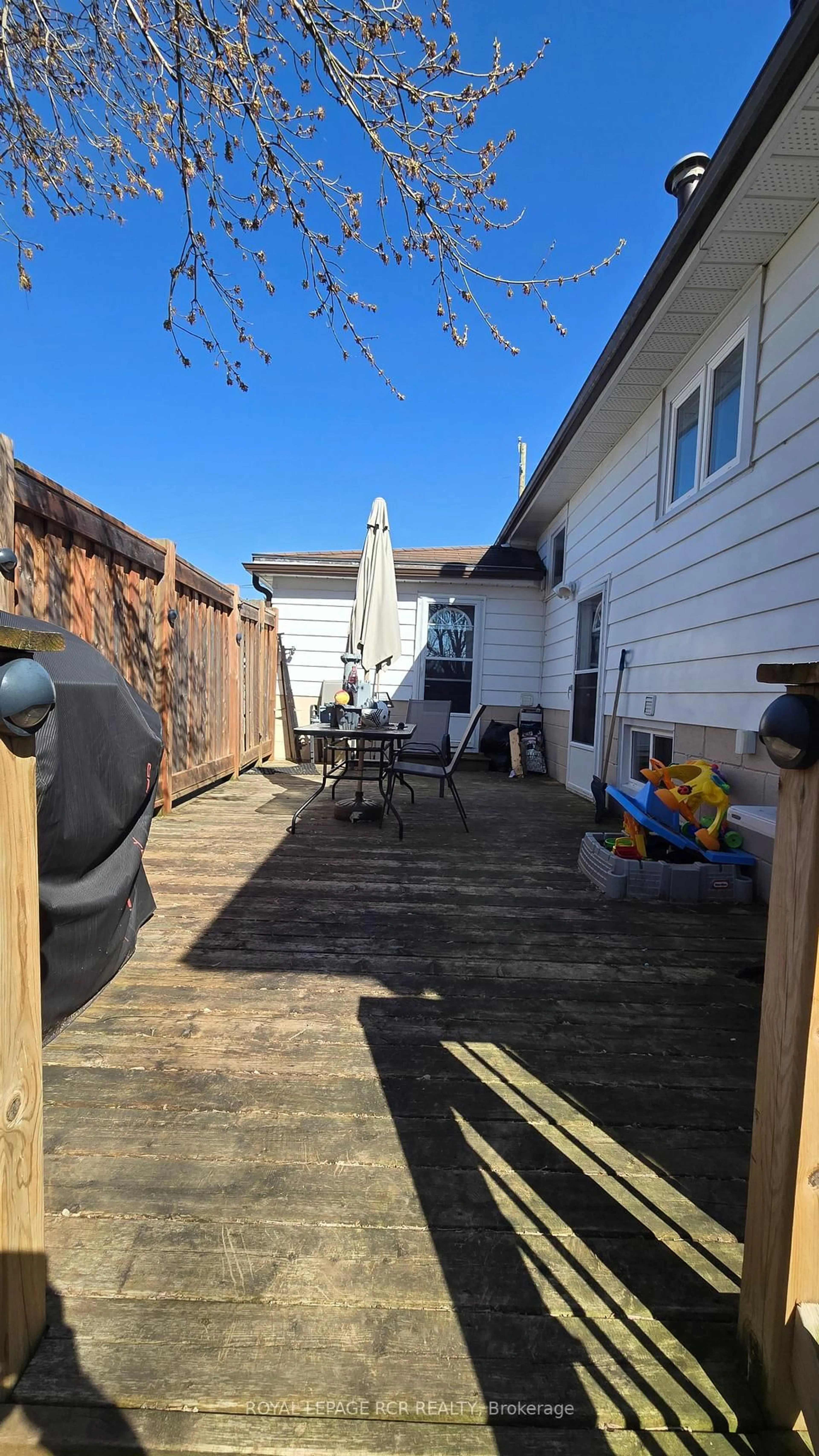 Patio, street for 254 Simcoe Rd, Bradford West Gwillimbury Ontario L3Z 1Y9