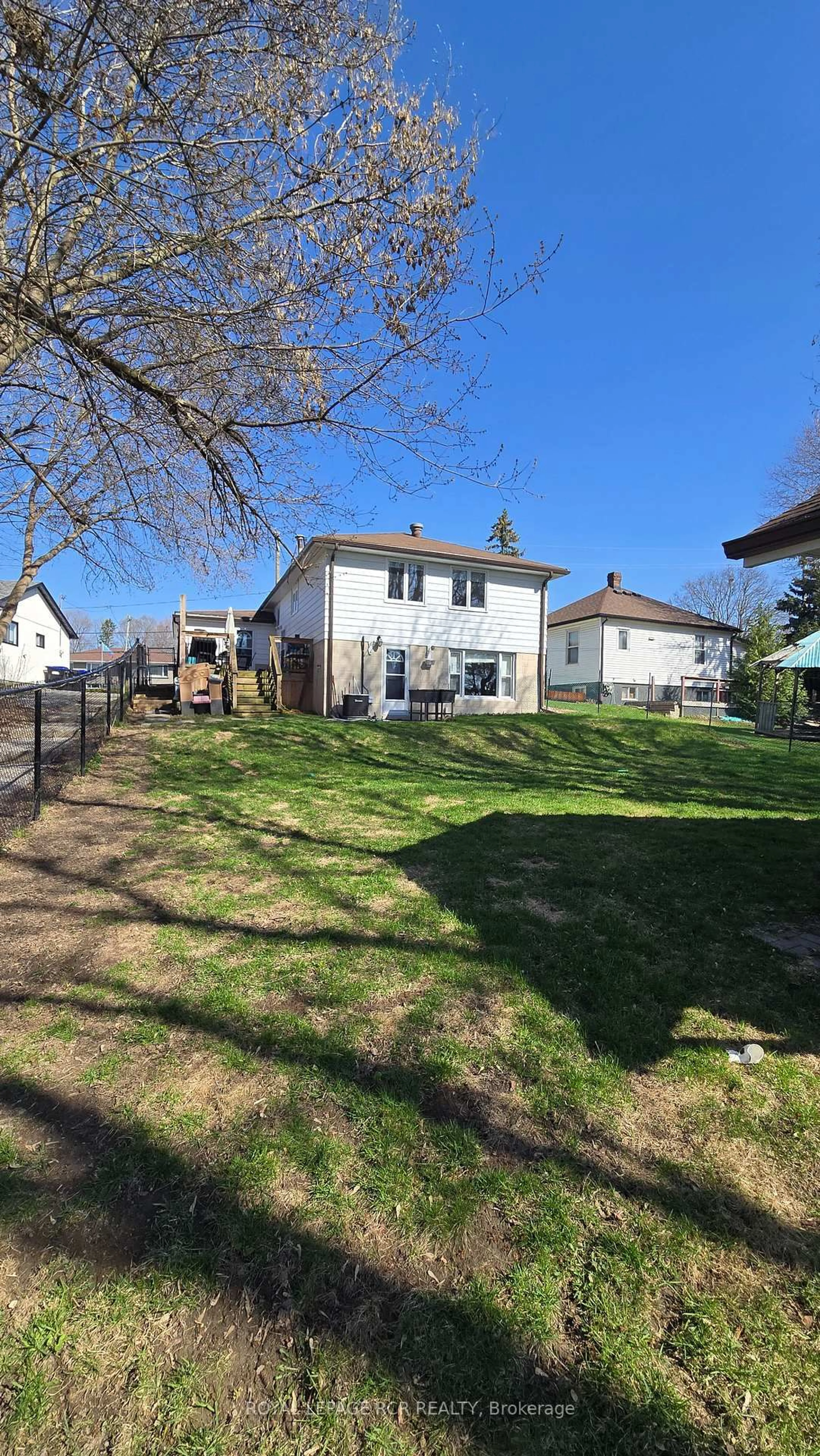 A pic from outside/outdoor area/front of a property/back of a property/a pic from drone, street for 254 Simcoe Rd, Bradford West Gwillimbury Ontario L3Z 1Y9