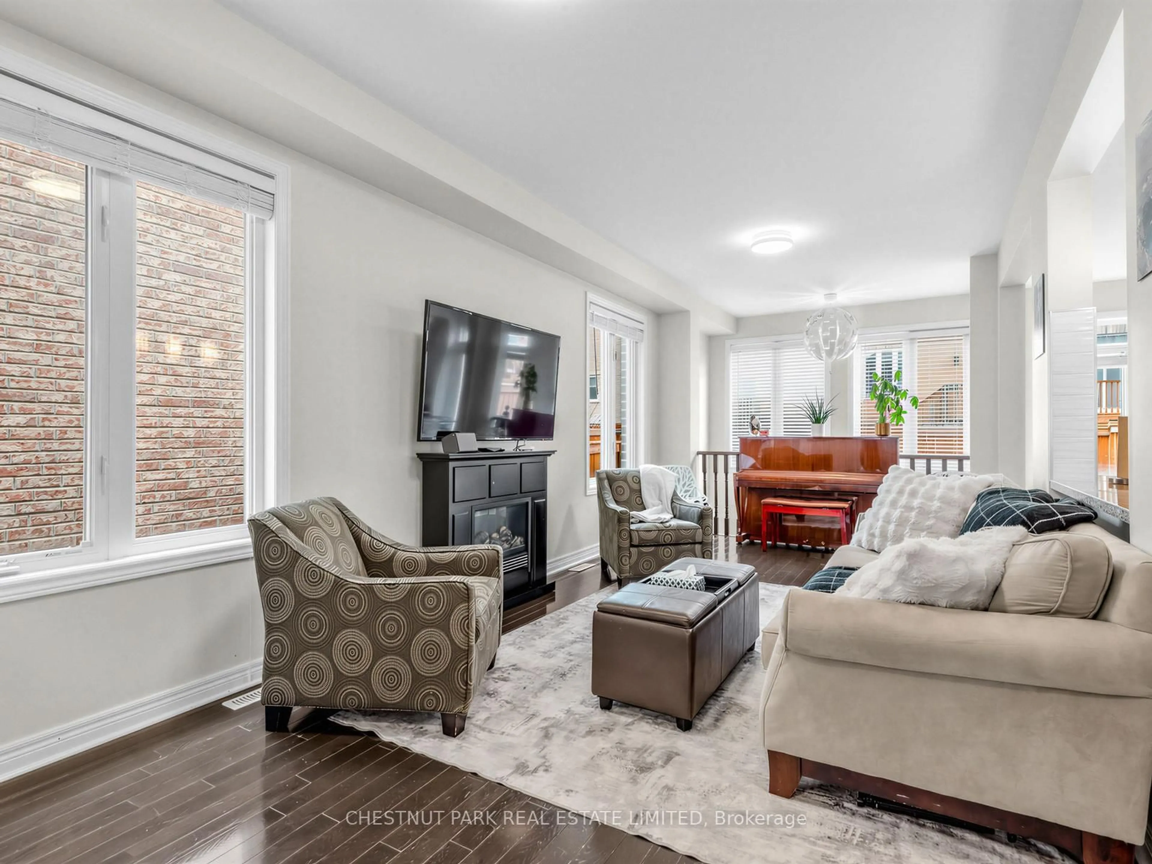 Living room with furniture, unknown for 11 Constable St, Aurora Ontario L4G 1B7