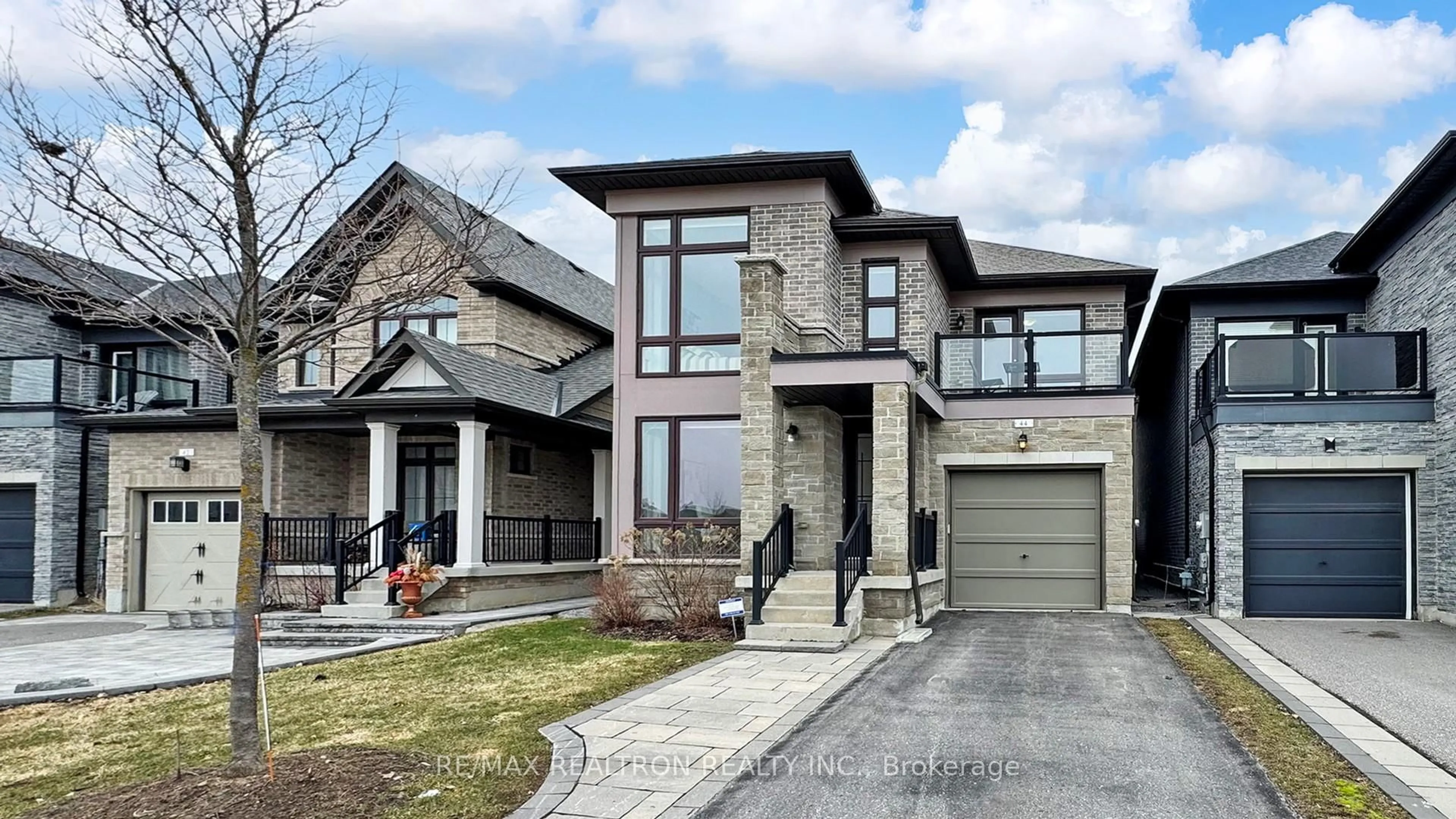 Home with brick exterior material, street for 44 Festival Crt, East Gwillimbury Ontario L9N 0N8
