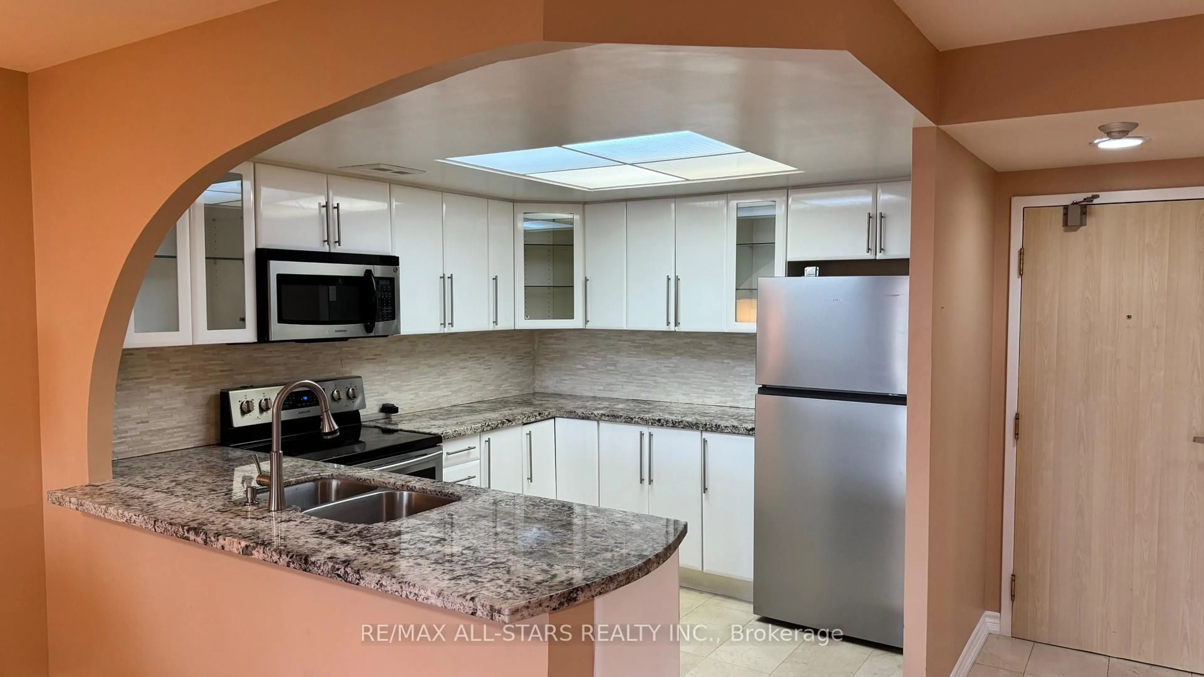 Open concept kitchen, ceramic/tile floor for 7601 Bathurst St #402, Vaughan Ontario L4J 4H5