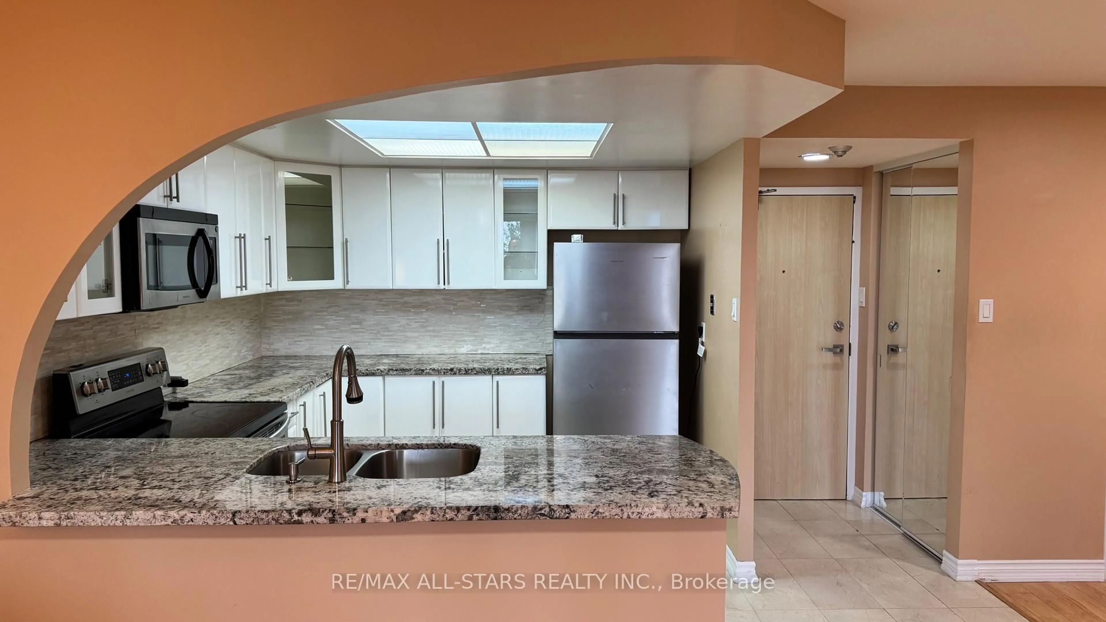 Standard kitchen, ceramic/tile floor for 7601 Bathurst St #402, Vaughan Ontario L4J 4H5